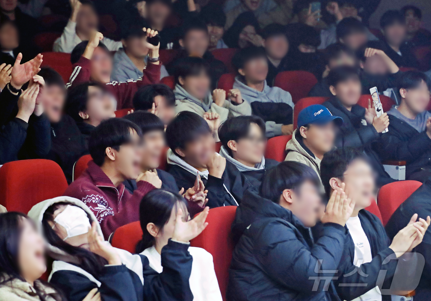 (대구=뉴스1) 공정식 기자 = 25일 대구 북구 영진전문대 국제세미나실에서 열린 '고3 힐링데이' 행사를 찾은 수험생들이 마술과 뮤지컬 공연을 관람하며 즐거운 시간을 보내고 있다 …