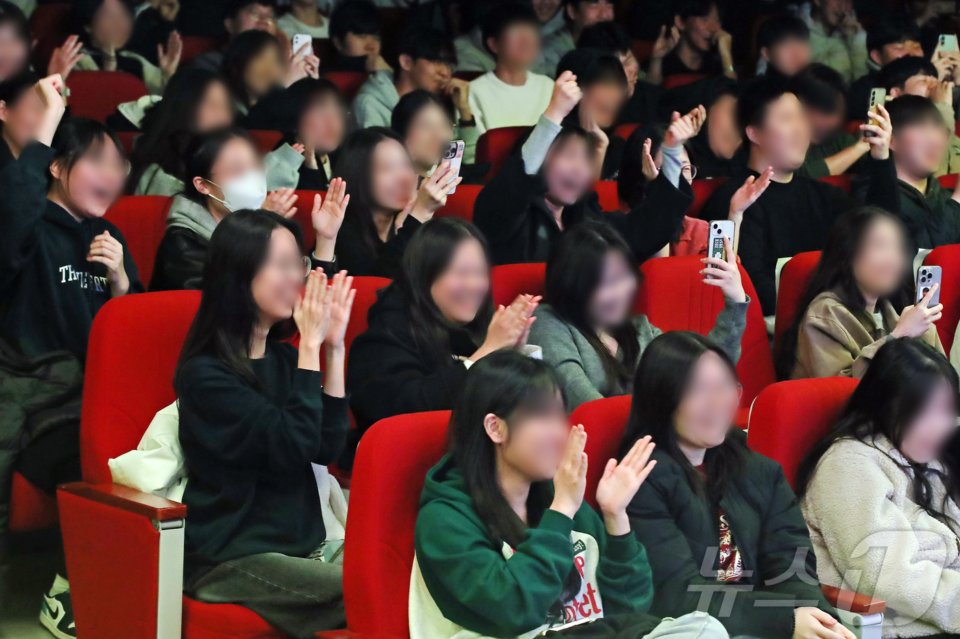 (대구=뉴스1) 공정식 기자 = 25일 대구 북구 영진전문대 국제세미나실에서 열린 '고3 힐링데이' 행사를 찾은 수험생들이 마술과 뮤지컬 공연을 관람하며 즐거운 시간을 보내고 있다 …