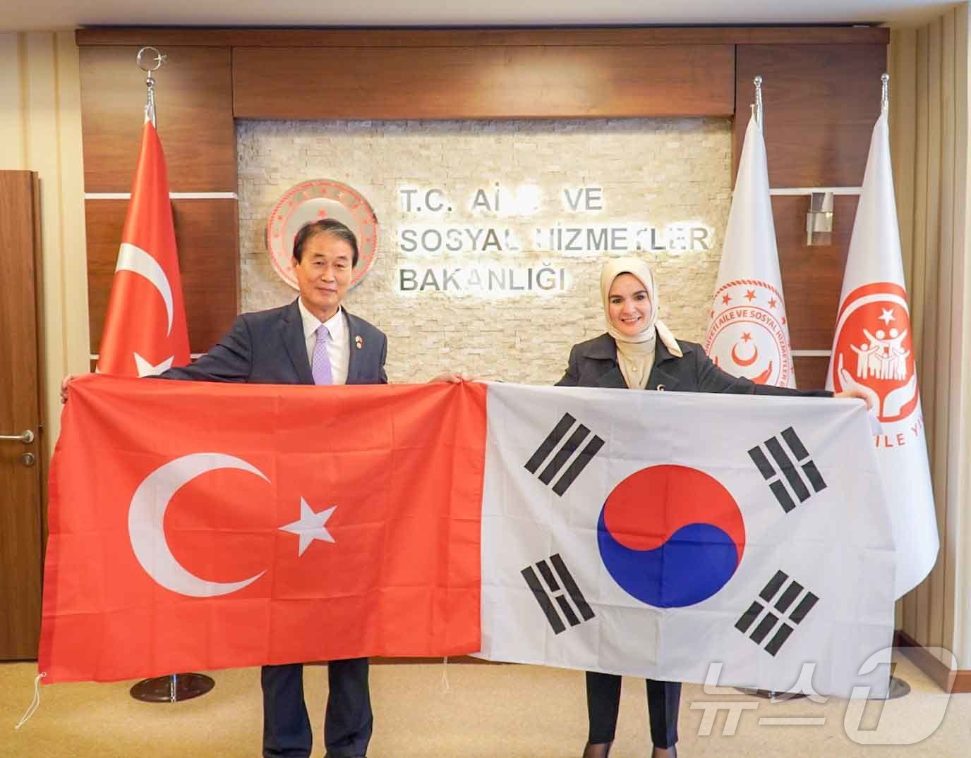 (서울=뉴스1) 노선민 = 권오을 국가보훈부 장관이 24일(현지시간) 오후 튀르키예 수도 앙카라 가족사회부를 방문해 마히누르 외즈데미르 괵타스 튀르키예 가족사회부 장관을 만나 환담 …