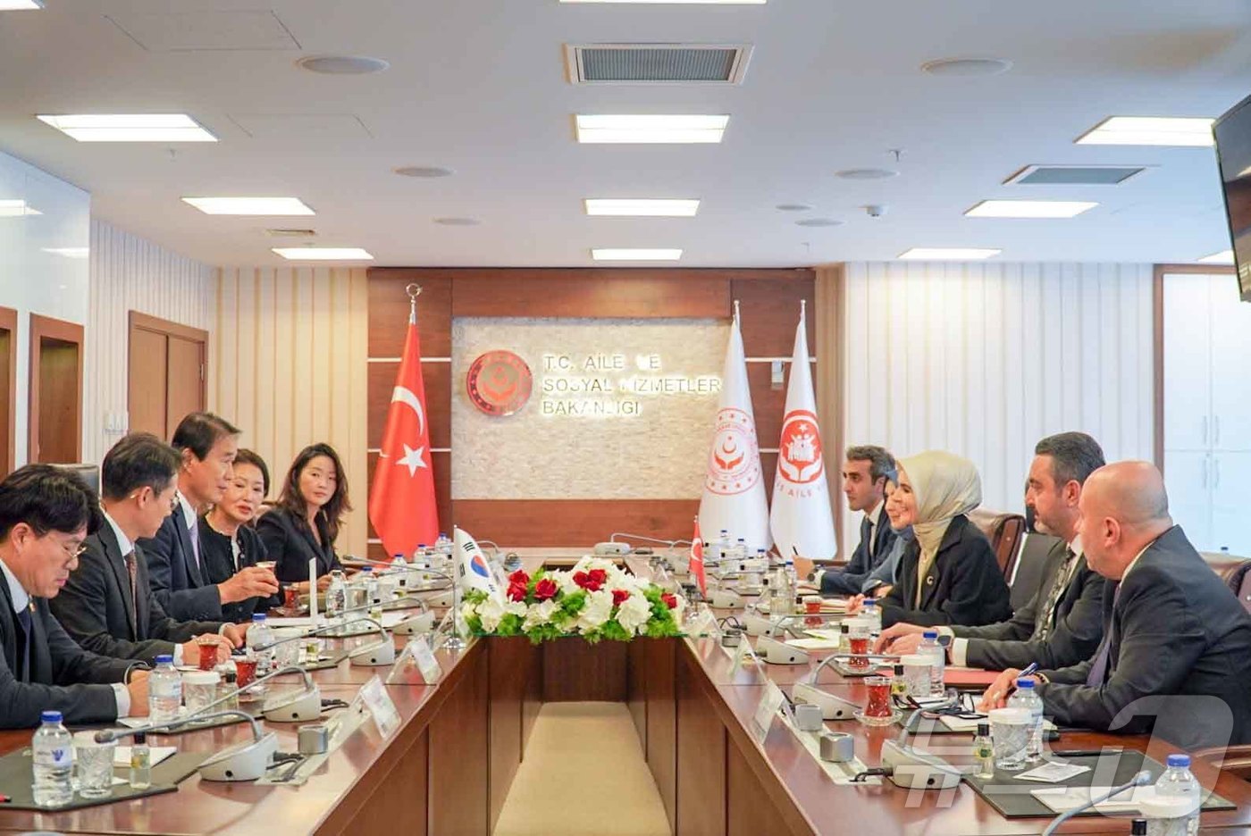 (서울=뉴스1) 노선민 = 권오을 국가보훈부 장관이 24일(현지시간) 오후 튀르키예 수도 앙카라 가족사회부를 방문해 마히누르 외즈데미르 괵타스 튀르키예 가족사회부 장관을 만나 국제 …