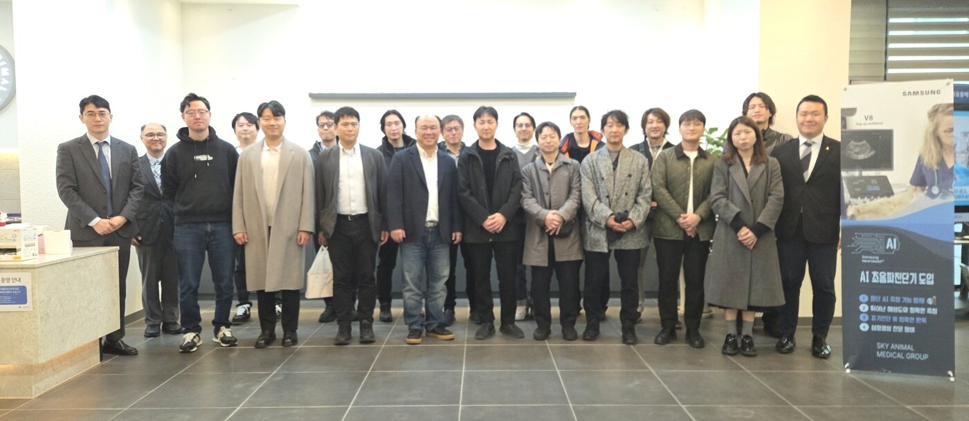 본문 이미지 - 일본 파니메딕 애니멀 메디컬 그룹 소속 수의사들이 스카이동물메디컬그룹 동물병원에 방문해 기념 사진을 찍고 있다(병원 제공). ⓒ 뉴스1