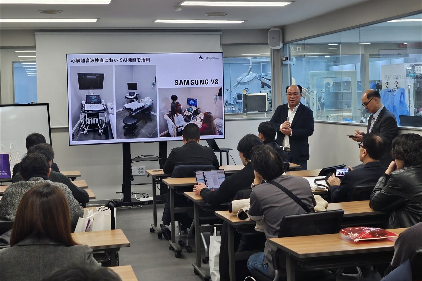 본문 이미지 - 오이세 대표원장이 동물병원 첨단 장비에 대해 소개하고 있다(병원 제공). ⓒ 뉴스1