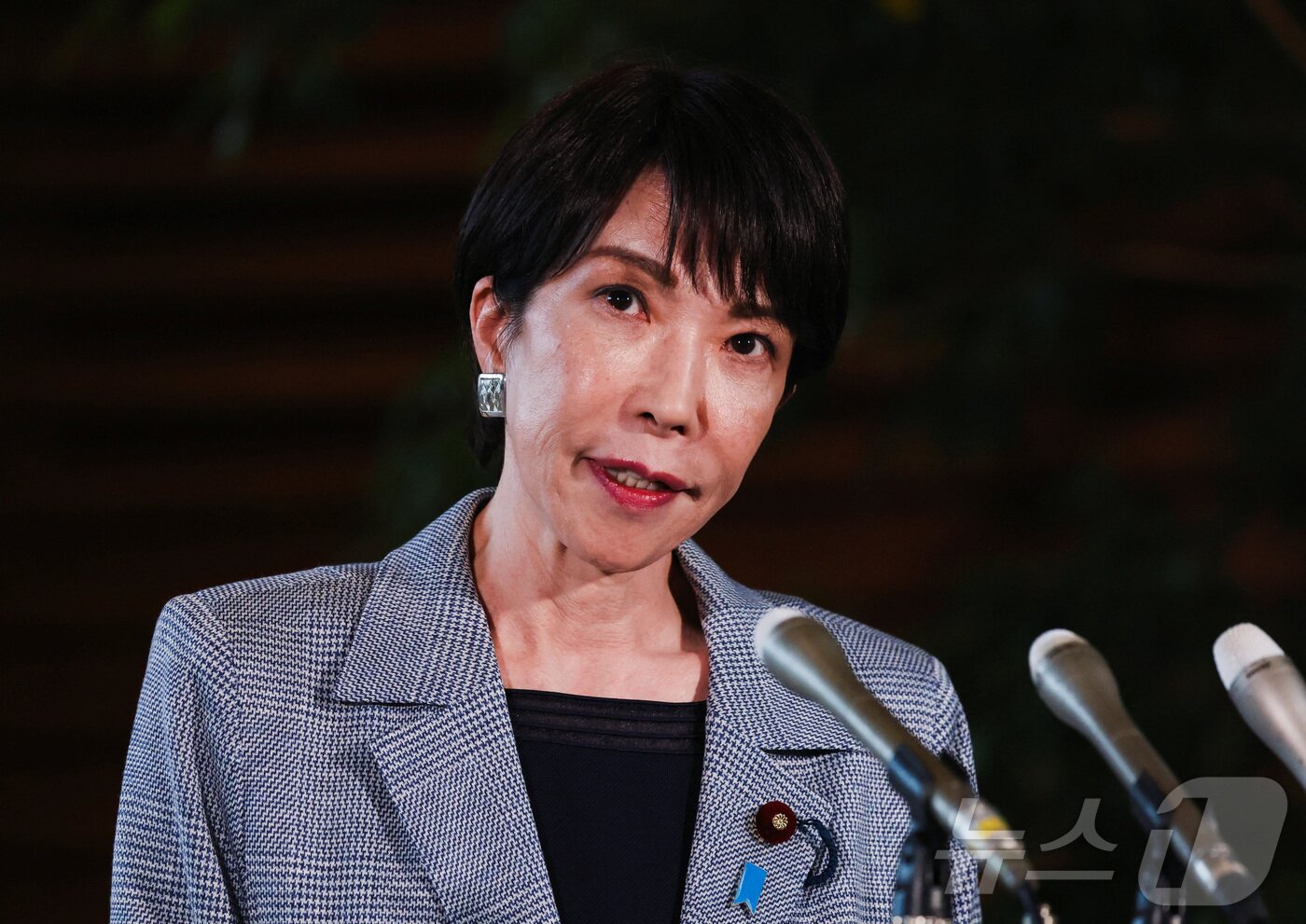 본문 이미지 - 25일 다카이치 사나에 일본 총리가 도쿄 총리관저에서 취재진에게 도널드 트럼프 미국 대통령과의 전화 통화에 대해 설명하고 있다. 2025.11.25 ⓒ 로이터=뉴스1 ⓒ News1 김지완 기자