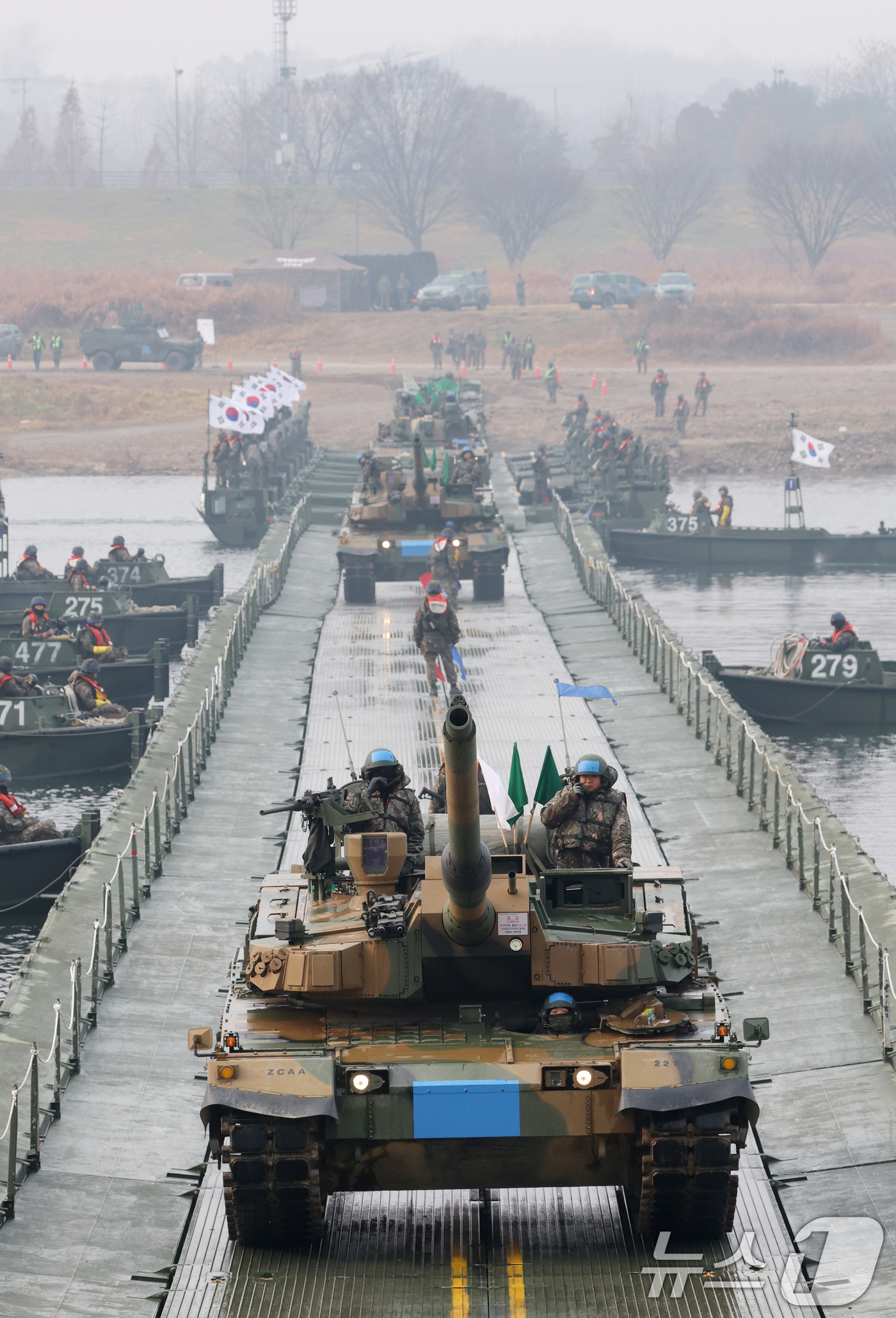 (여주=뉴스1) 김영운 기자 = 25일 경기 여주시 남한강 일대 훈련장에서 호국훈련의 일환으로 실시한 도하훈련에서 육군 제7공병여단 장병들과 제8기동사단 장병들이 부교 도하 훈련을 …