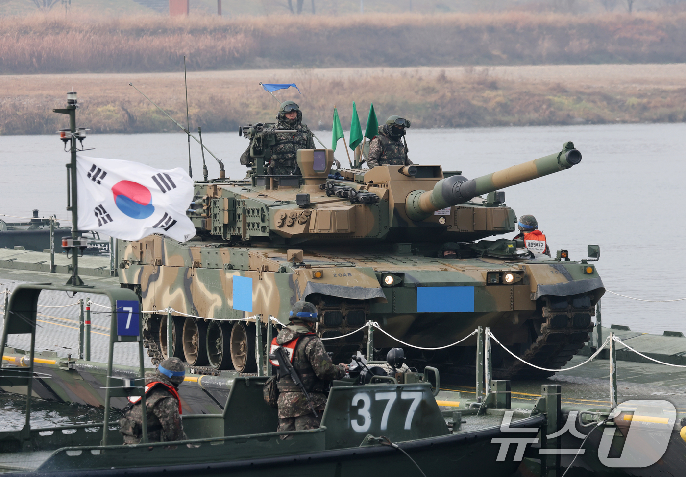 (여주=뉴스1) 김영운 기자 = 25일 경기 여주시 남한강 일대 훈련장에서 호국훈련의 일환으로 실시한 도하훈련에서 육군 제7공병여단 장병들과 제8기동사단 장병들이 부교 도하 훈련을 …