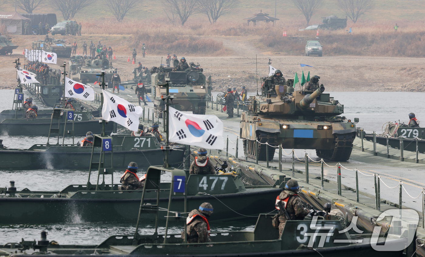 (여주=뉴스1) 김영운 기자 = 25일 경기 여주시 남한강 일대 훈련장에서 호국훈련의 일환으로 실시한 도하훈련에서 육군 제7공병여단 장병들과 제8기동사단 장병들이 부교 도하 훈련을 …
