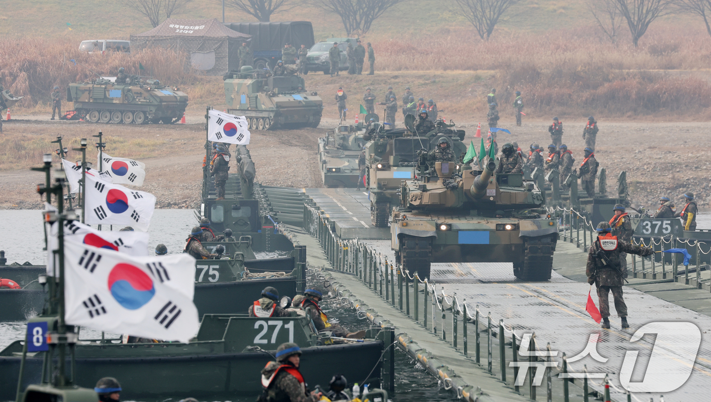 (여주=뉴스1) 김영운 기자 = 25일 경기 여주시 남한강 일대 훈련장에서 호국훈련의 일환으로 실시한 도하훈련에서 육군 제7공병여단 장병들과 제8기동사단 장병들이 부교 도하 훈련을 …