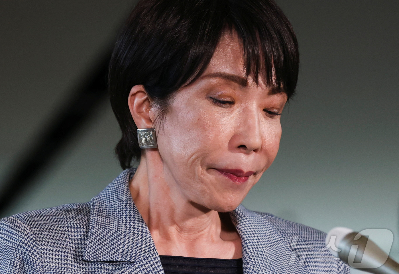 (도쿄 로이터=뉴스1) 김지완 기자 = 25일 다카이치 사나에 일본 총리가 도쿄 총리관저에서 취재진에게 도널드 트럼프 미국 대통령과의 전화 통화에 대해 설명하던 중 눈을 감고 있다 …