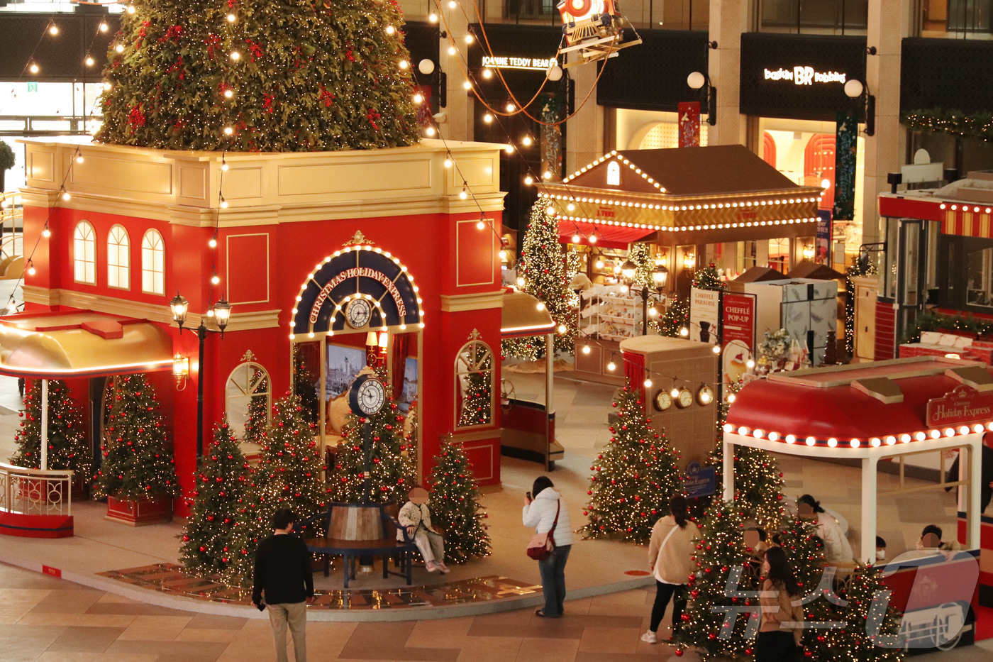 (서울=뉴스1) 노선민 = 파라다이스시티가 내년 1월 1일까지 성탄절 소품과 다양한 식음 등 총 17개의 브랜드들이 한 자리에 모여 연말의 설레임을 전하는 크리스마스마켓을 개장한다 …