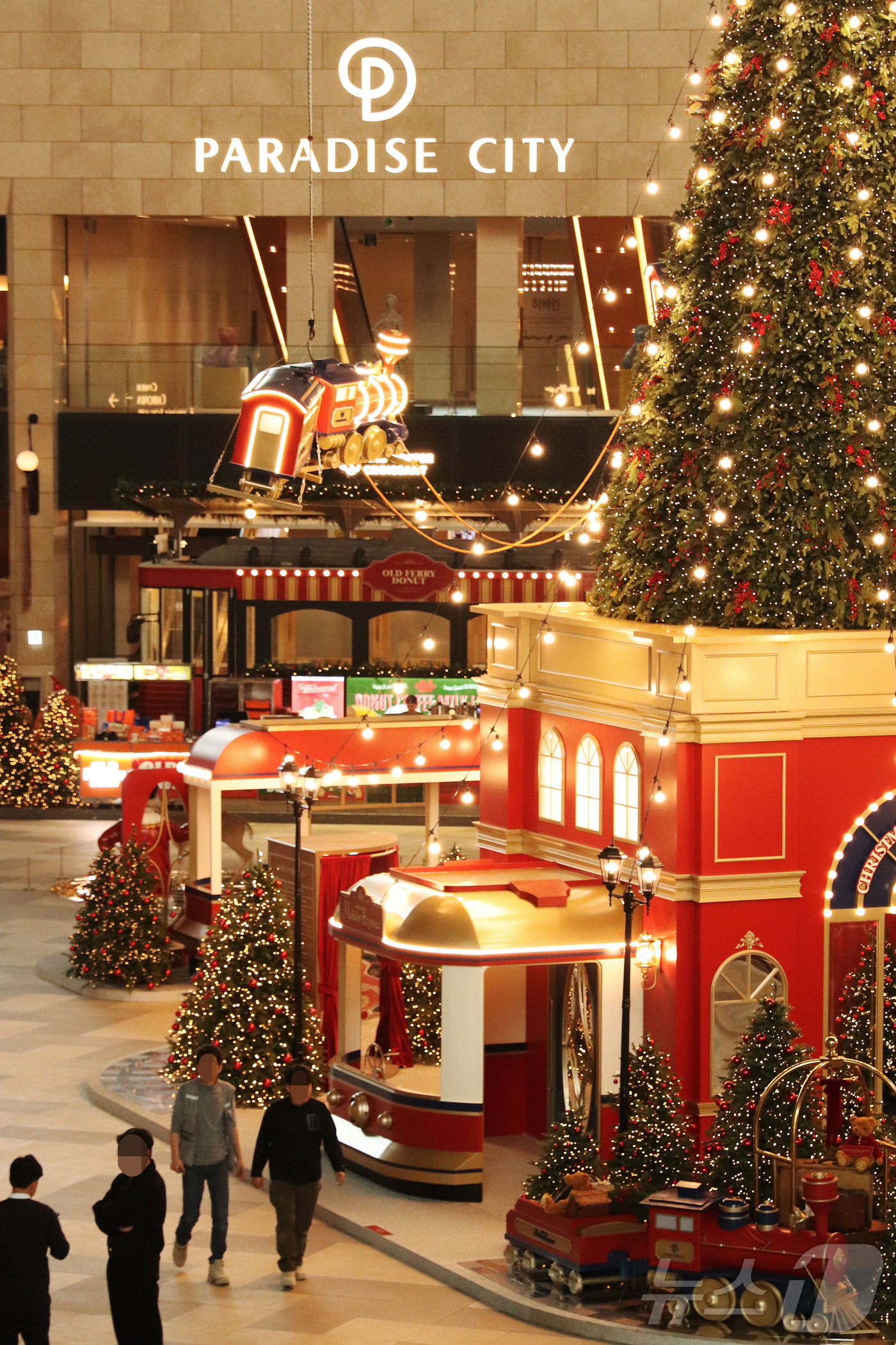 (서울=뉴스1) 노선민 = 파라다이스시티가 내년 1월 1일까지 성탄절 소품과 다양한 식음 등 총 17개의 브랜드들이 한 자리에 모여 연말의 설레임을 전하는 크리스마스마켓을 개장한다 …