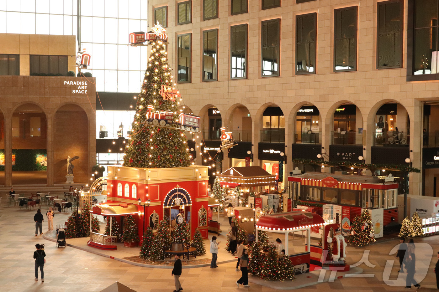 (서울=뉴스1) 노선민 = 파라다이스시티가 내년 1월 1일까지 성탄절 소품과 다양한 식음 등 총 17개의 브랜드들이 한 자리에 모여 연말의 설레임을 전하는 크리스마스마켓을 개장한다 …