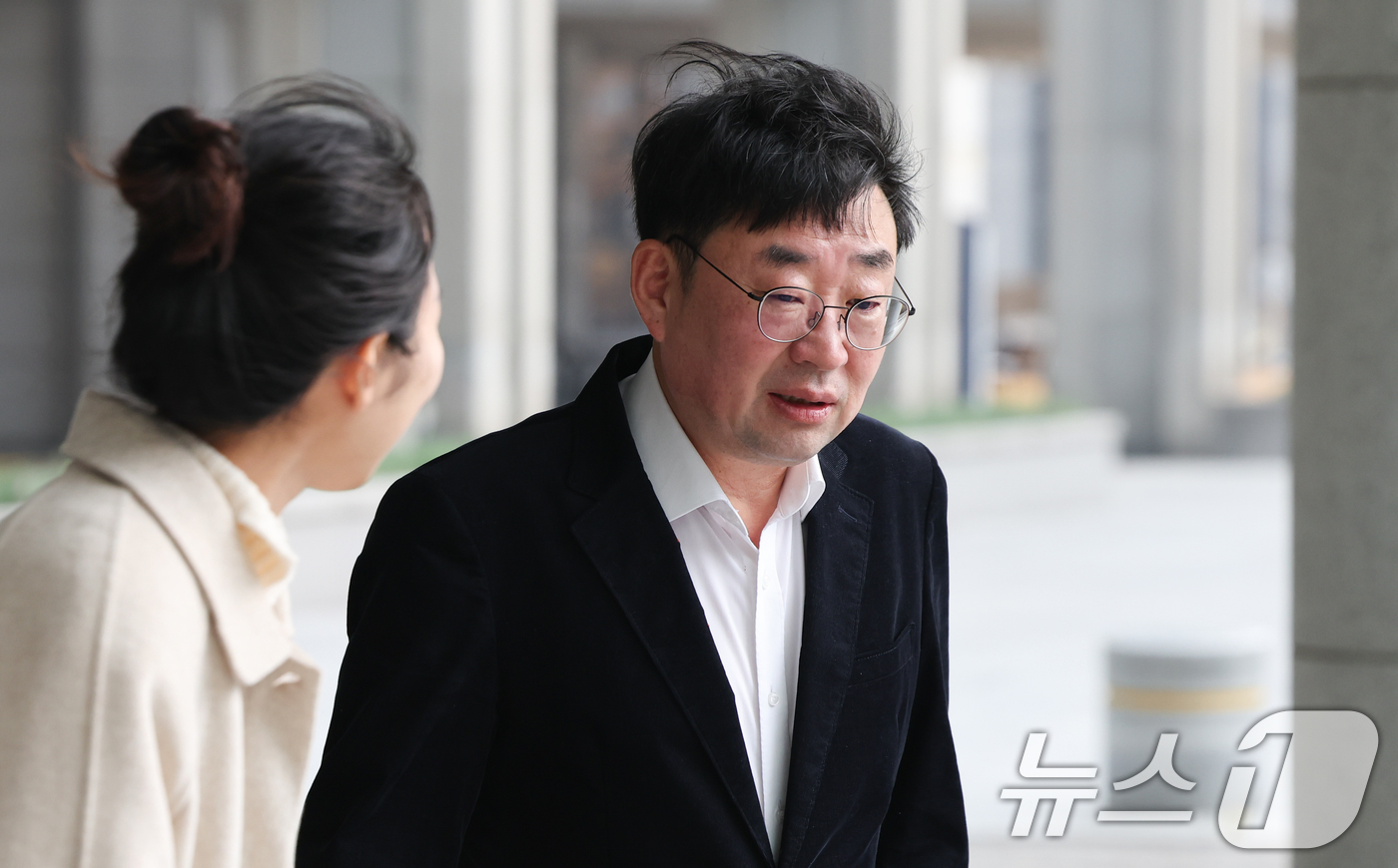 (서울=뉴스1) 허경 기자 = 보수 성향 유튜브 채널 '신의한수' 대표 신혜식씨가 25일 서울 서초구 서울고등검찰청에 마련된 내란 특검 사무실에 서울서부지법 난동 사태 관련 참고인 …