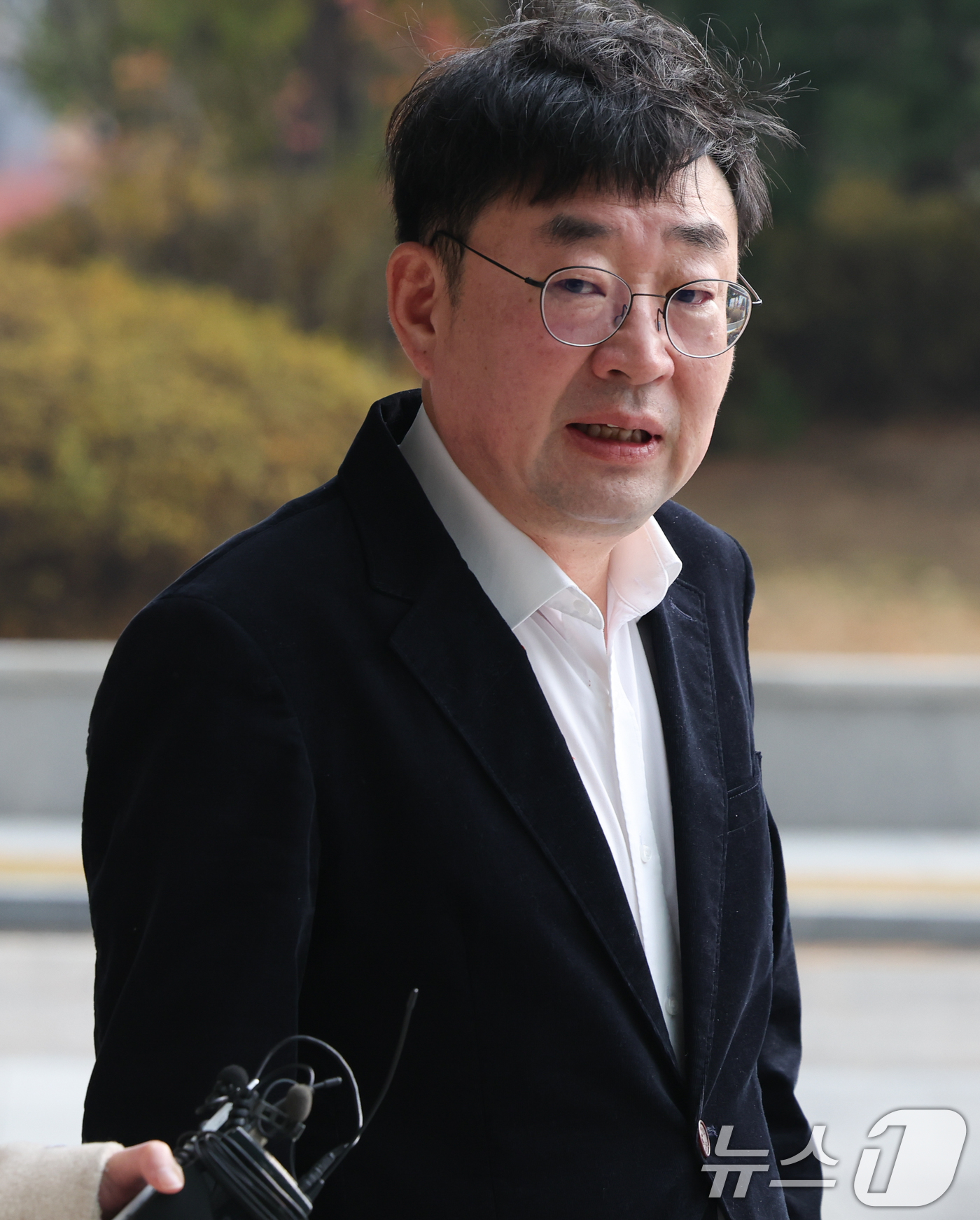 (서울=뉴스1) 허경 기자 = 보수 성향 유튜브 채널 '신의한수' 대표 신혜식씨가 25일 서울 서초구 서울고등검찰청에 마련된 내란 특검 사무실에 서울서부지법 난동 사태 관련 참고인 …