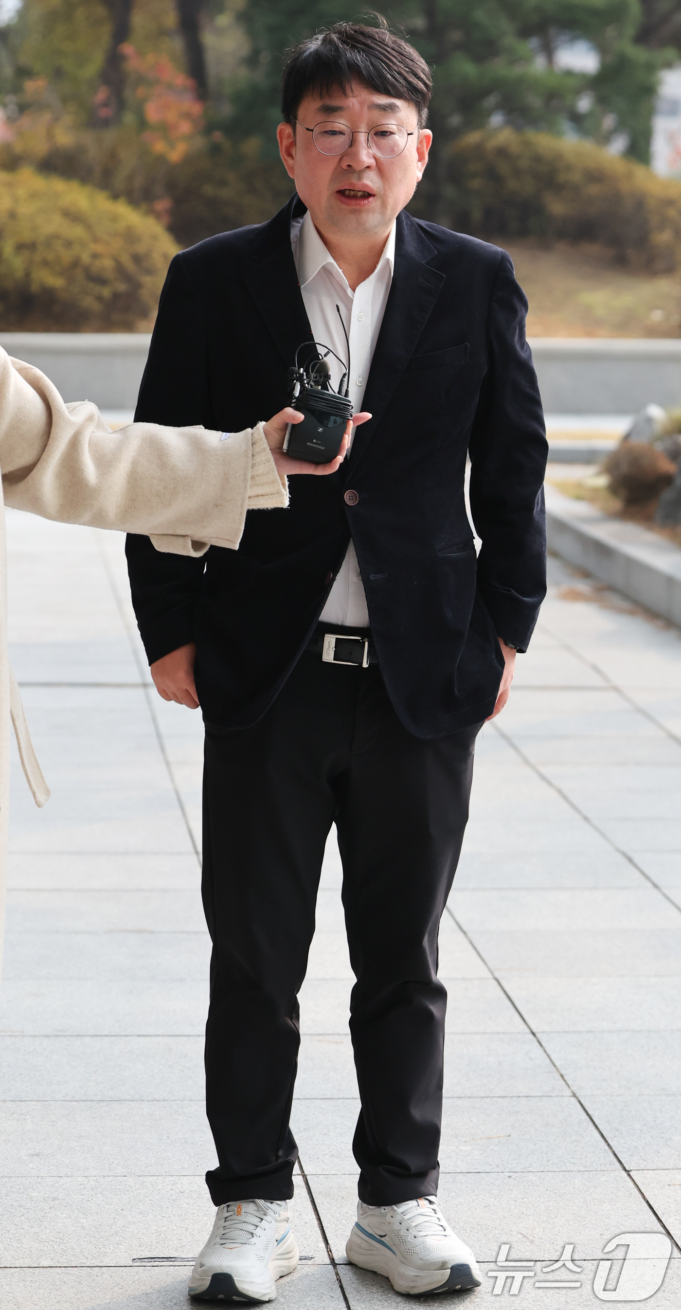 (서울=뉴스1) 허경 기자 = 보수 성향 유튜브 채널 '신의한수' 대표 신혜식씨가 25일 서울 서초구 서울고등검찰청에 마련된 내란 특검 사무실에 서울서부지법 난동 사태 관련 참고인 …