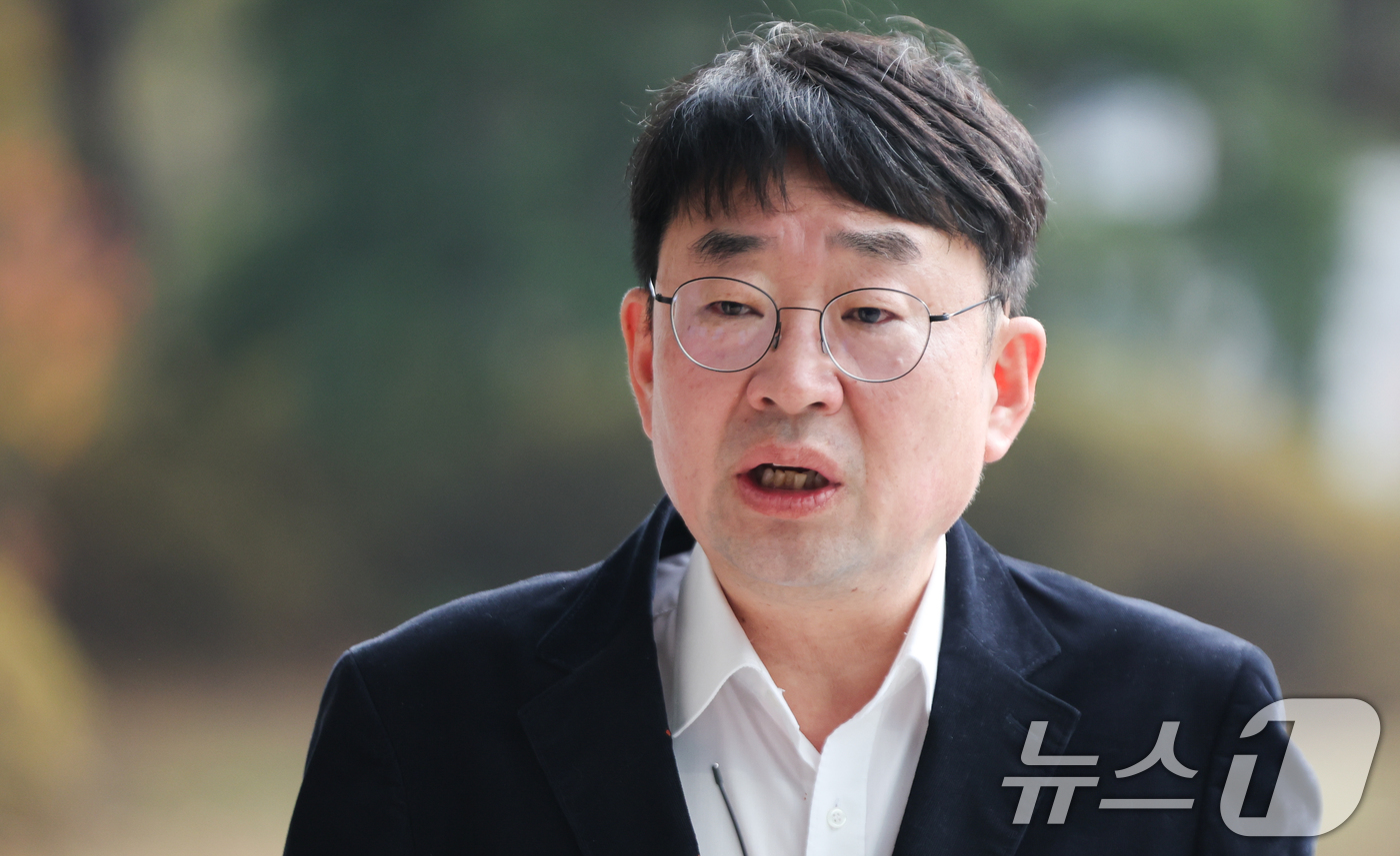 (서울=뉴스1) 허경 기자 = 보수 성향 유튜브 채널 '신의한수' 대표 신혜식씨가 25일 서울 서초구 서울고등검찰청에 마련된 내란 특검 사무실에 서울서부지법 난동 사태 관련 참고인 …