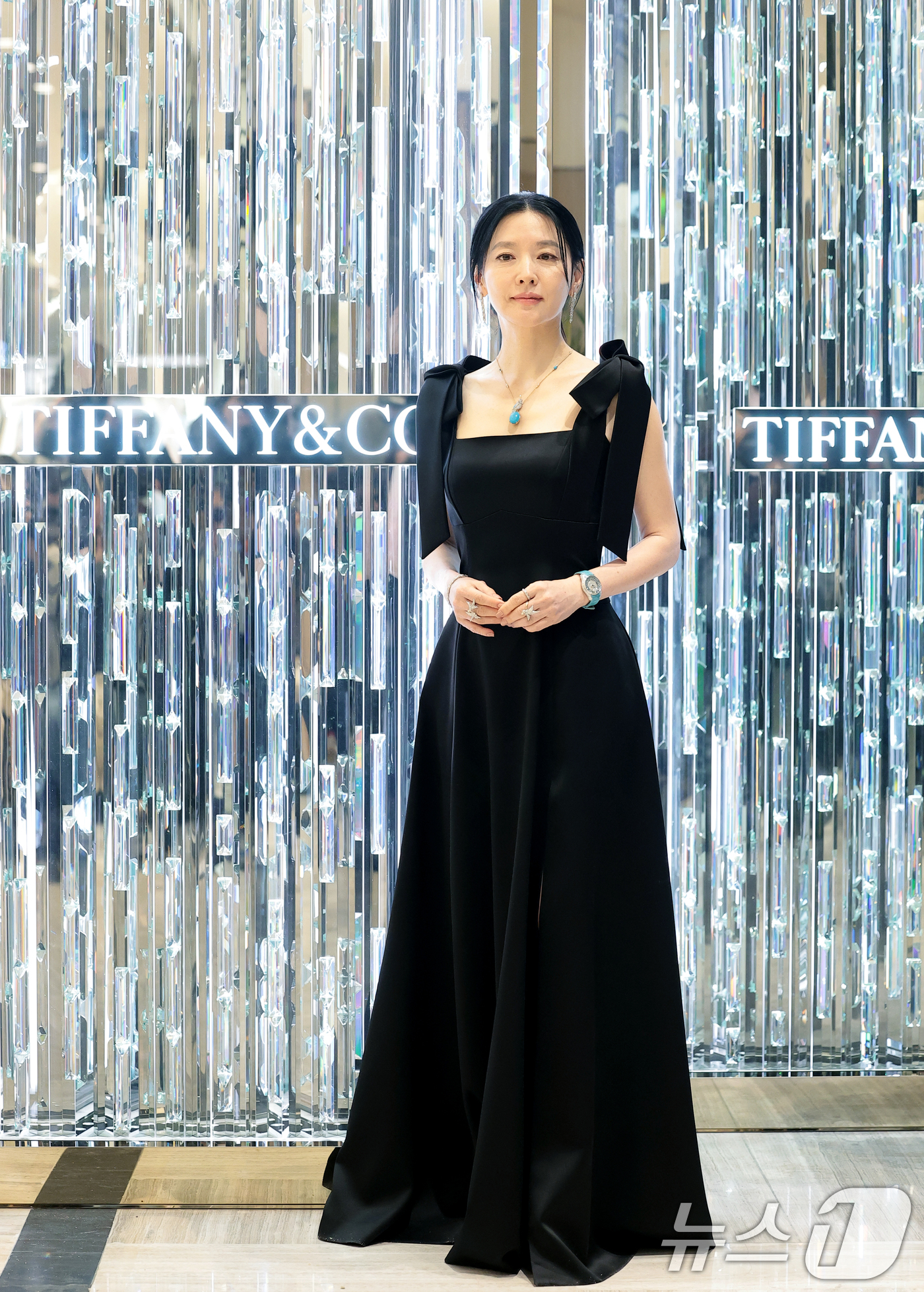 (서울=뉴스1) 권현진 기자 = 배우 이영애가 25일 오전 서울 강남구 신세계백화점에서 열린 하이 주얼리 하우스 ‘티파니앤코(Tiffany & Co.)’ 리뉴얼 오픈 행사에 참석해 …