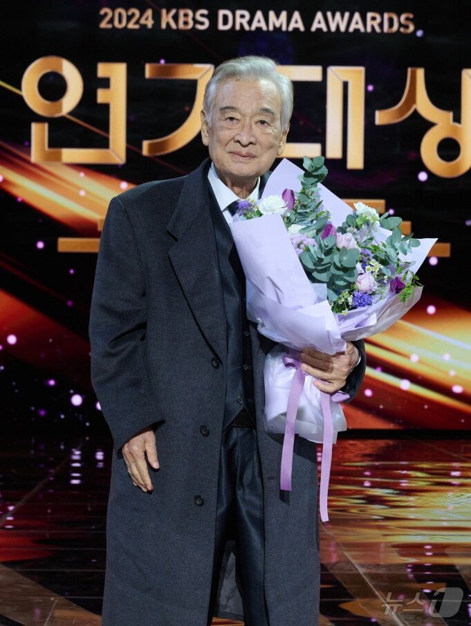 본문 이미지 - 지난 1월 열린 &#39;2024 KBS 연기대상&#39;에서 대상을 수상한 배우 故 이순재. &#40;KBS 제공, 재판매 및 DB 금지&#41; 2025.11.25/뉴스1 ⓒ News1 김진환 기자