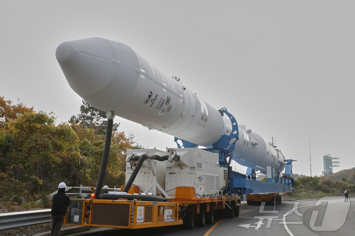 본문 이미지 - 25일 전라남도 고흥 나로우주센터에서 누리호 4차 발사를 위한 이송 작업을 수행하고 있다. &#40;한국항공우주연구원 제공. 재판매 및 DB 금지&#41; 2025.11.25/뉴스1 ⓒ News1 노선민