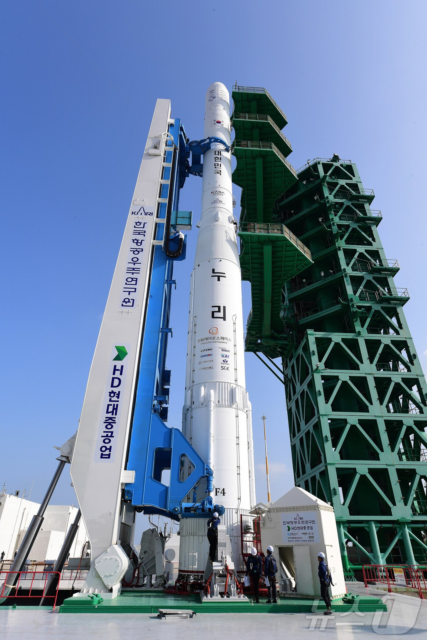 본문 이미지 - 25일 전라남도 고흥 나로우주센터에서 누리호 4차 발사를 위한 기립 작업을 수행하고 있다. &#40;한국항공우주연구원 제공. 재판매 및 DB 금지&#41; 2025.11.25/뉴스1 ⓒ News1 노선민