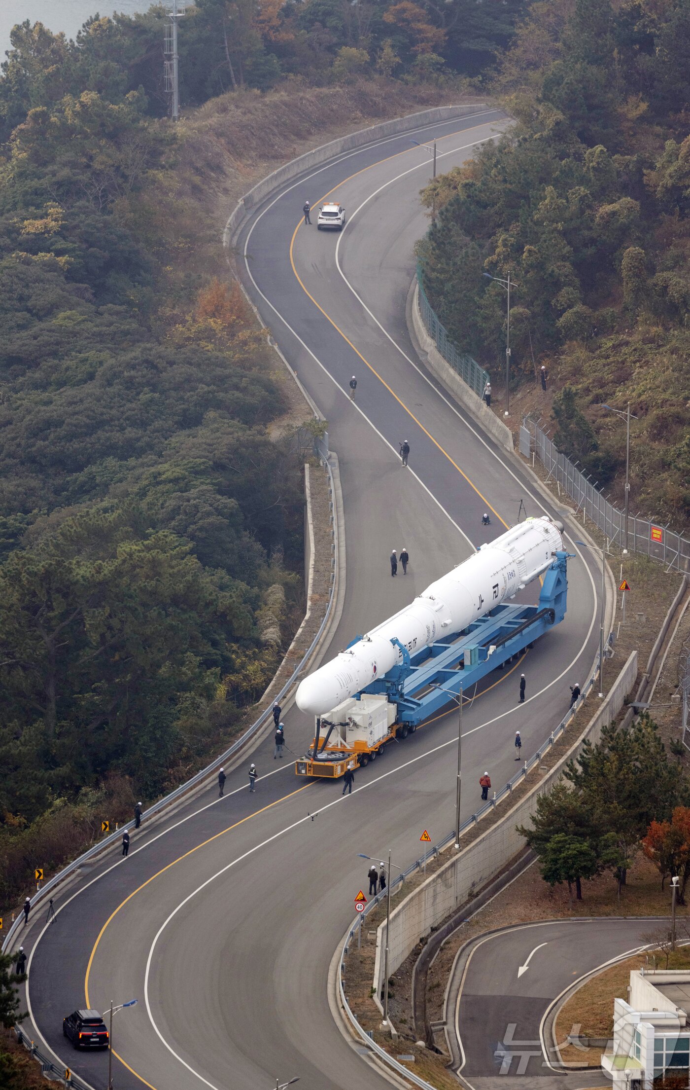 본문 이미지 - 25일 전라남도 고흥 나로우주센터에서 누리호 4차 발사를 위한 이송 작업을 수행하고 있다. &#40;한국항공우주연구원 제공. 재판매 및 DB 금지&#41; 2025.11.25/뉴스1 ⓒ News1 노선민