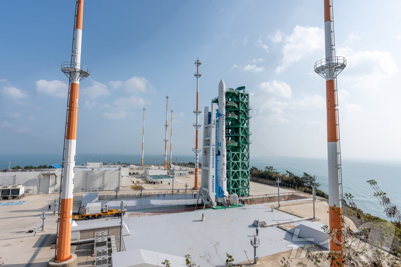 본문 이미지 - 25일 전라남도 고흥 나로우주센터에서 누리호 4차 발사를 위한 기립 작업을 수행하고 있다. &#40;한국항공우주연구원 제공. 재판매 및 DB 금지&#41; 2025.11.25/뉴스1 ⓒ News1 노선민