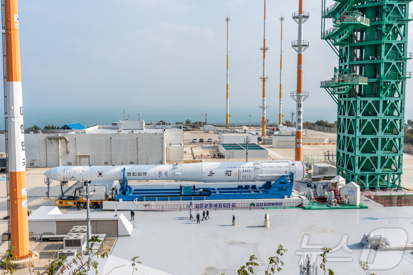 (서울=뉴스1) 노선민 = 25일 전라남도 고흥 나로우주센터에서 누리호 4차 발사를 위한 기립 작업을 수행하고 있다. (한국항공우주연구원 제공. 재판매 및 DB 금지) 2025.1 …