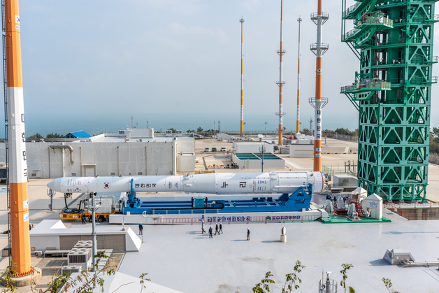 기립 작업 진행되는 누리호 발사 현장