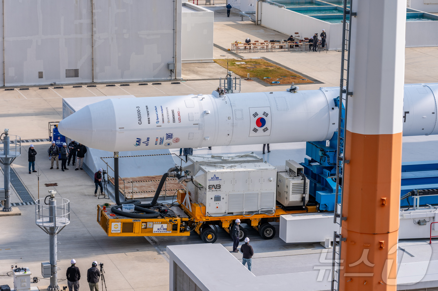 (서울=뉴스1) 노선민 = 25일 전라남도 고흥 나로우주센터에서 누리호 4차 발사를 위한 기립 작업을 수행하고 있다. (한국항공우주연구원 제공. 재판매 및 DB 금지) 2025.1 …