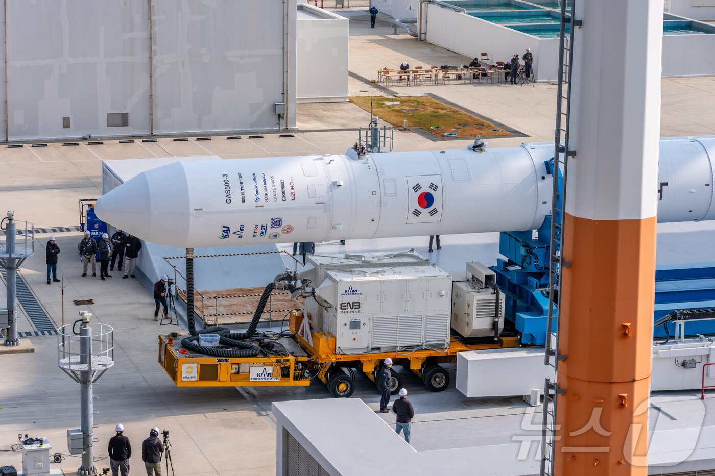 본문 이미지 - 25일 전라남도 고흥 나로우주센터에서 누리호 4차 발사를 위한 기립 작업을 수행하고 있다. &#40;한국항공우주연구원 제공. 재판매 및 DB 금지&#41; 2025.11.25/뉴스1 ⓒ News1 노선민