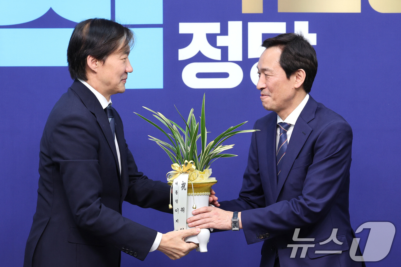 (서울=뉴스1) 신웅수 기자 = 우상호 대통령실 정무수석이 25일 서울 여의도 국회를 찾아 조국 조국혁신당 대표에게 이재명 대통령의 취임 축하난을 전달하고 있다. 2025.11.2 …