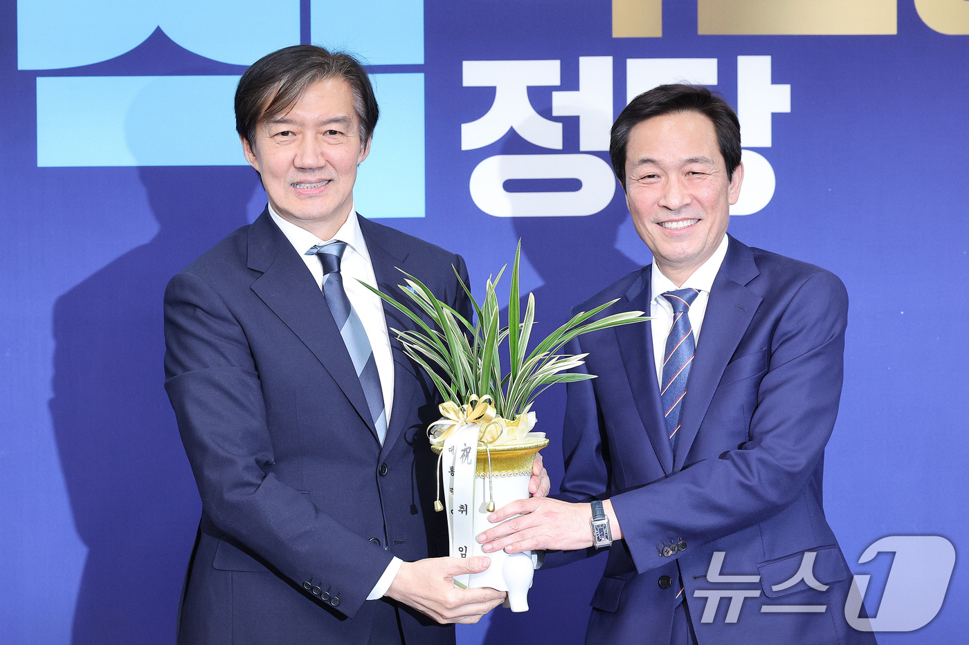 (서울=뉴스1) 신웅수 기자 = 우상호 대통령실 정무수석이 25일 서울 여의도 국회를 찾아 조국 조국혁신당 대표에게 이재명 대통령의 취임 축하난을 전달하고 있다. 2025.11.2 …