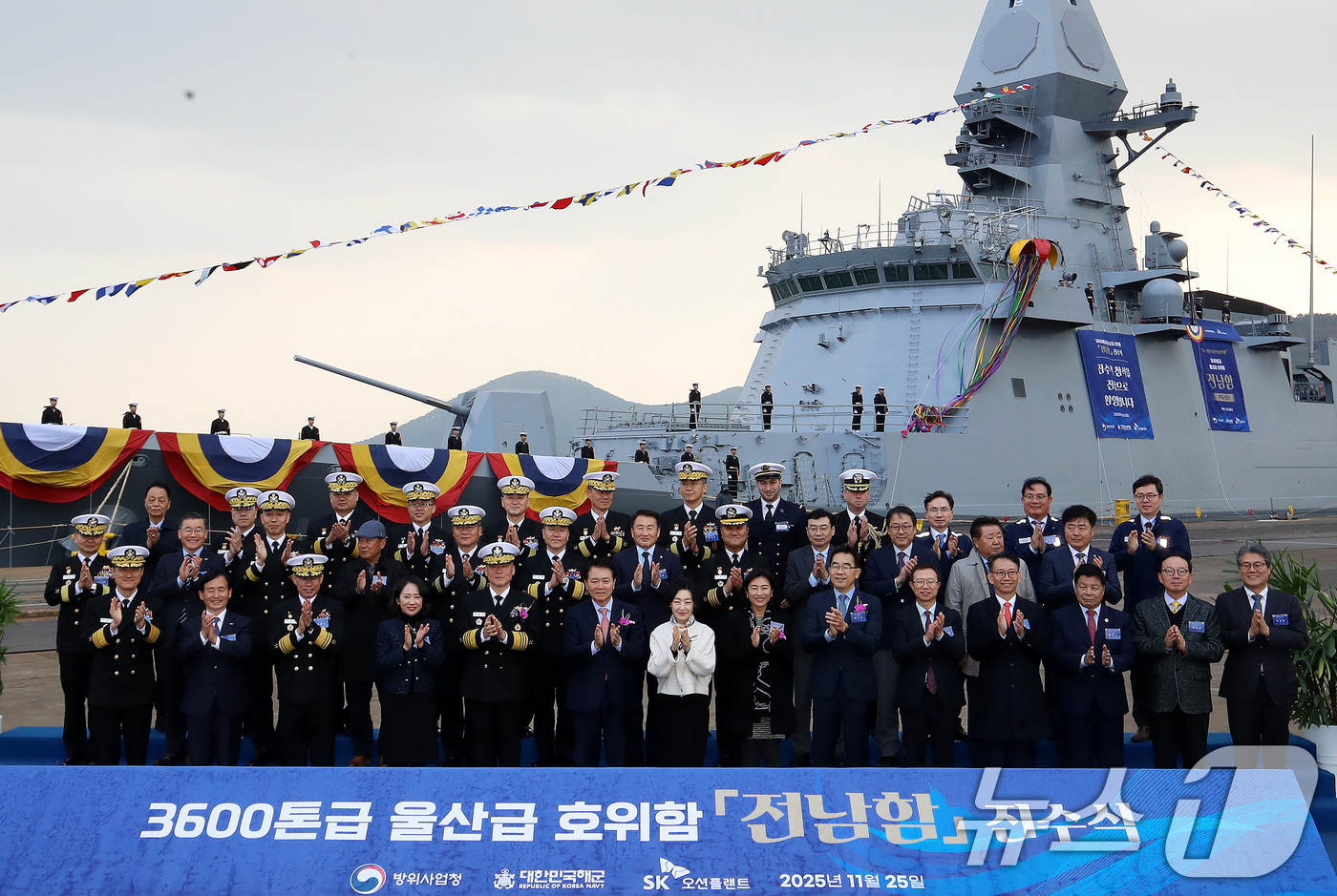 (고성=뉴스1) 윤일지 기자 = 25일 오후 경남 고성군 동해면 SK오션플랜트에서 열린 '전남함' 진수식에서 강동길 해군참모총장, 이승철 SK오션플랜트 대표, 성일종 국회 국방위원 …
