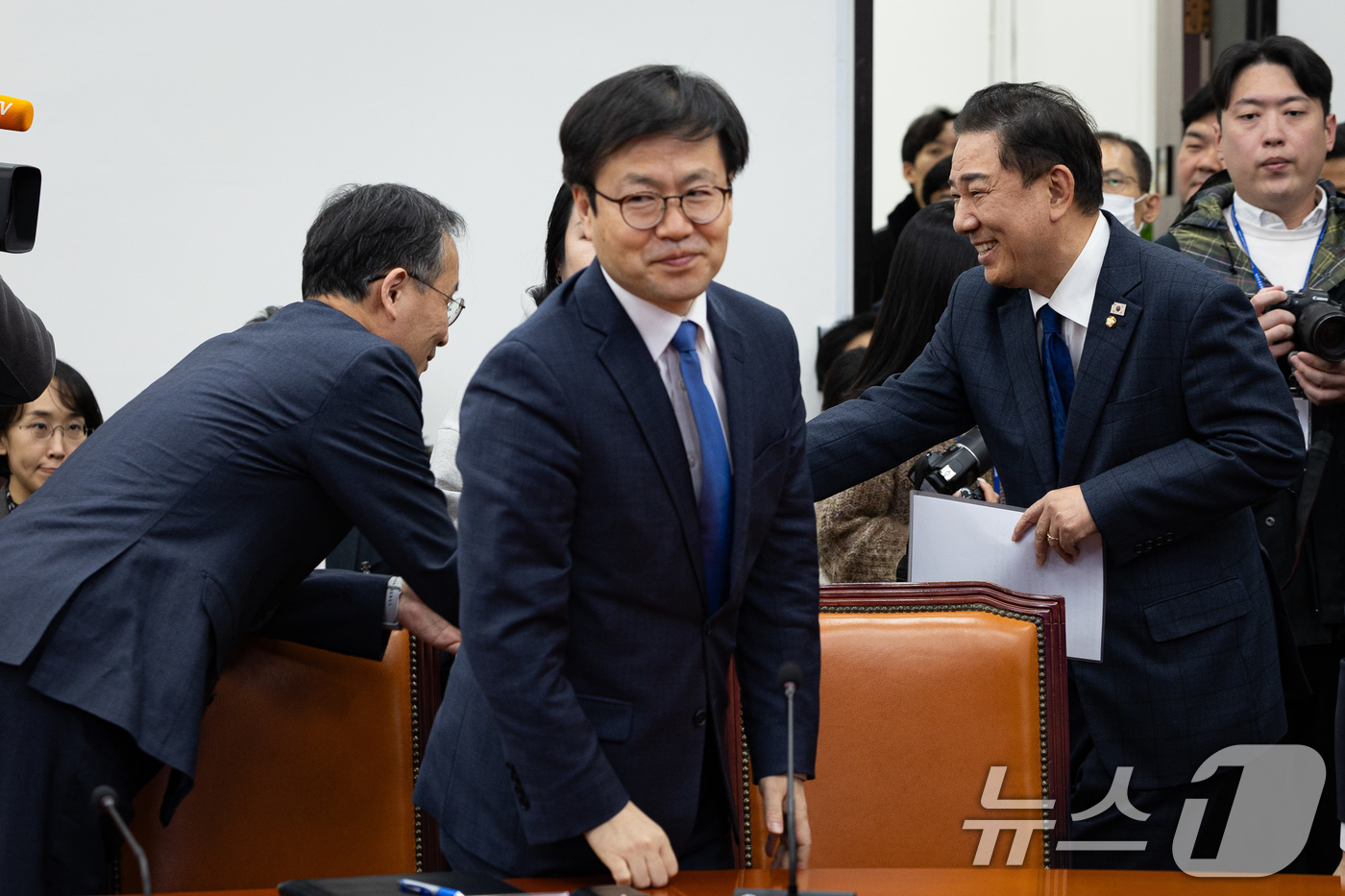 (서울=뉴스1) 유승관 기자 = 김병기 더불어민주당 원내대표가 25일 서울 여의도 국회에서 열린 APEC 성과확산 및 한미관세협상 후속지원위원회 출범식 및 1차 회의에서 이형일 기 …