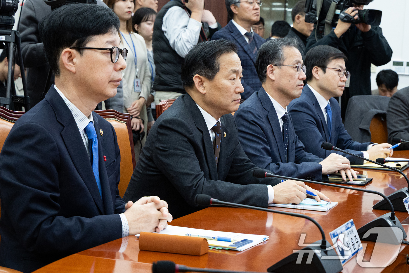 (서울=뉴스1) 유승관 기자 = 25일 서울 여의도 국회에서 열린 더불어민주당 APEC 성과확산 및 한미관세협상 후속지원위원회 출범식 및 1차 회의에서 정부측 참석자들이 김병기 원 …