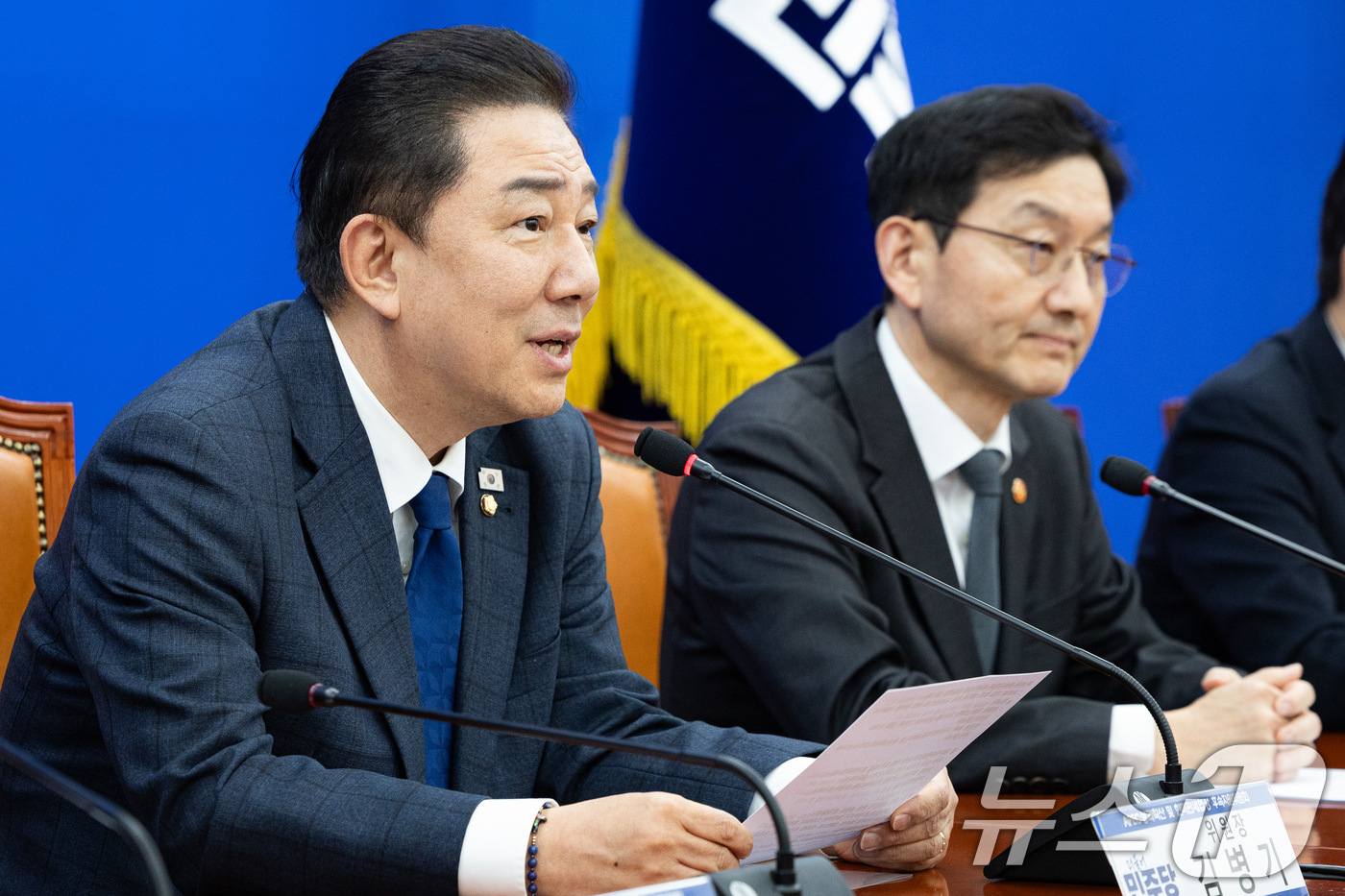 (서울=뉴스1) 유승관 기자 = 김병기 더불어민주당 원내대표가 25일 서울 여의도 국회에서 열린 APEC 성과확산 및 한미관세협상 후속지원위원회 출범식 및 1차 회의에서 모두 발언 …