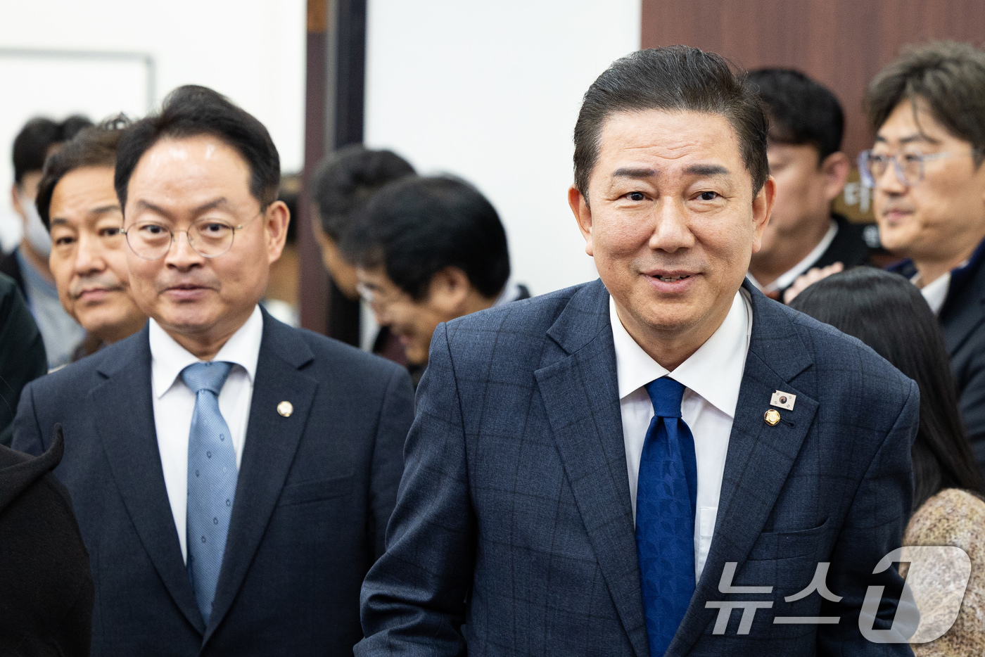 (서울=뉴스1) 유승관 기자 = 김병기 더불어민주당 원내대표가 25일 서울 여의도 국회에서 열린 APEC 성과확산 및 한미관세협상 후속지원위원회 출범식 및 1차 회의에 참석하고 있 …