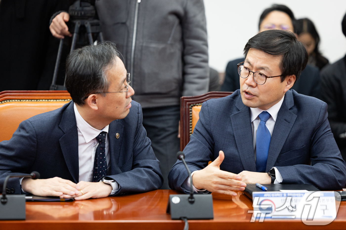 (서울=뉴스1) 유승관 기자 = 이형일 기획재정부 제1차관(왼쪽)과 여한구 산업통상부 통상교섭본부장이 25일 서울 여의도 국회에서 열린 더불어민주당 APEC 성과확산 및 한미관세협 …