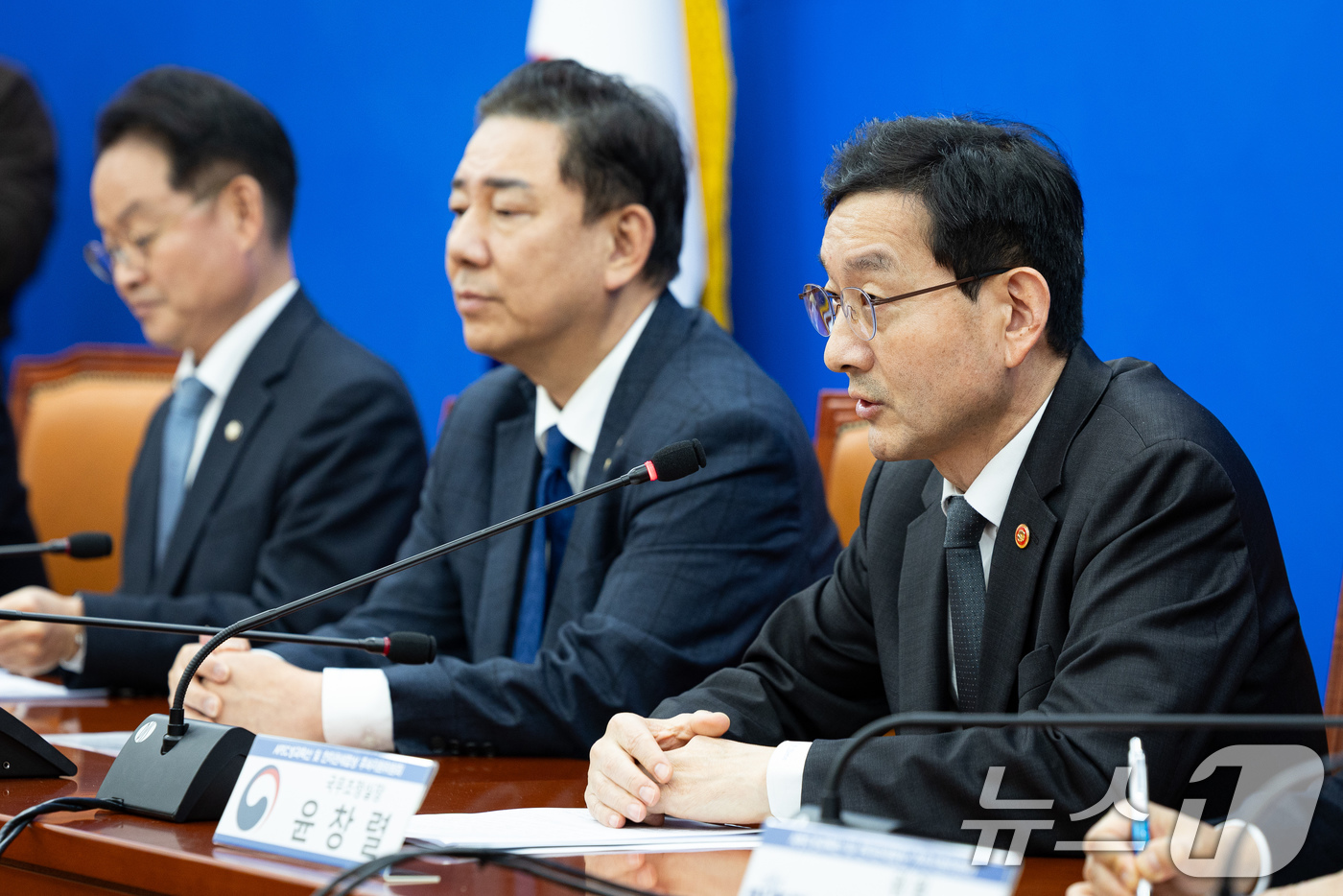 (서울=뉴스1) 유승관 기자 = 윤창렬 국무조정실장이 25일 서울 여의도 국회에서 열린 더불어민주당 APEC 성과확산 및 한미관세협상 후속지원위원회 출범식 및 1차 회의에서 모두 …