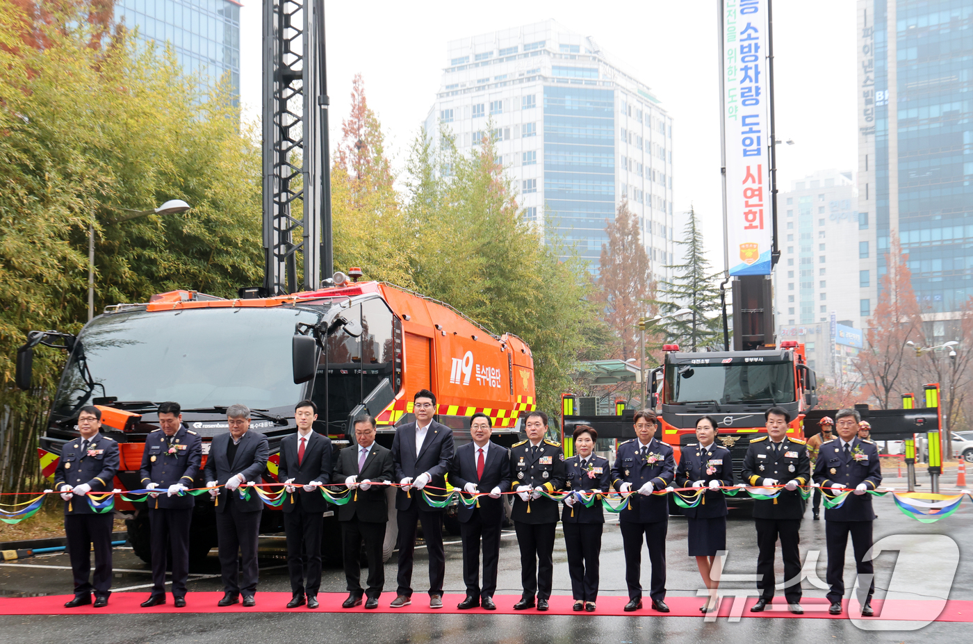 (대전=뉴스1) 김기태 기자 = 이장우 대전시장이 25일 오전 시청에서 열린 대전소방본부 무인파괴방수차, 험지 펌프차 등 고성능 소방차량 도입 시연회에 참석해 테이프커팅식을 하고 …