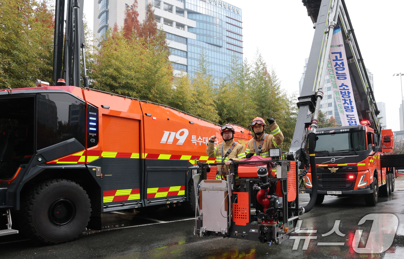 (대전=뉴스1) 김기태 기자 = 이장우 대전시장이 25일 오전 시청에서 열린 대전소방본부 무인파괴방수차, 험지 펌프차 등 고성능 소방차량 도입 시연회에 참석해 장비에 탑승하고 있다 …