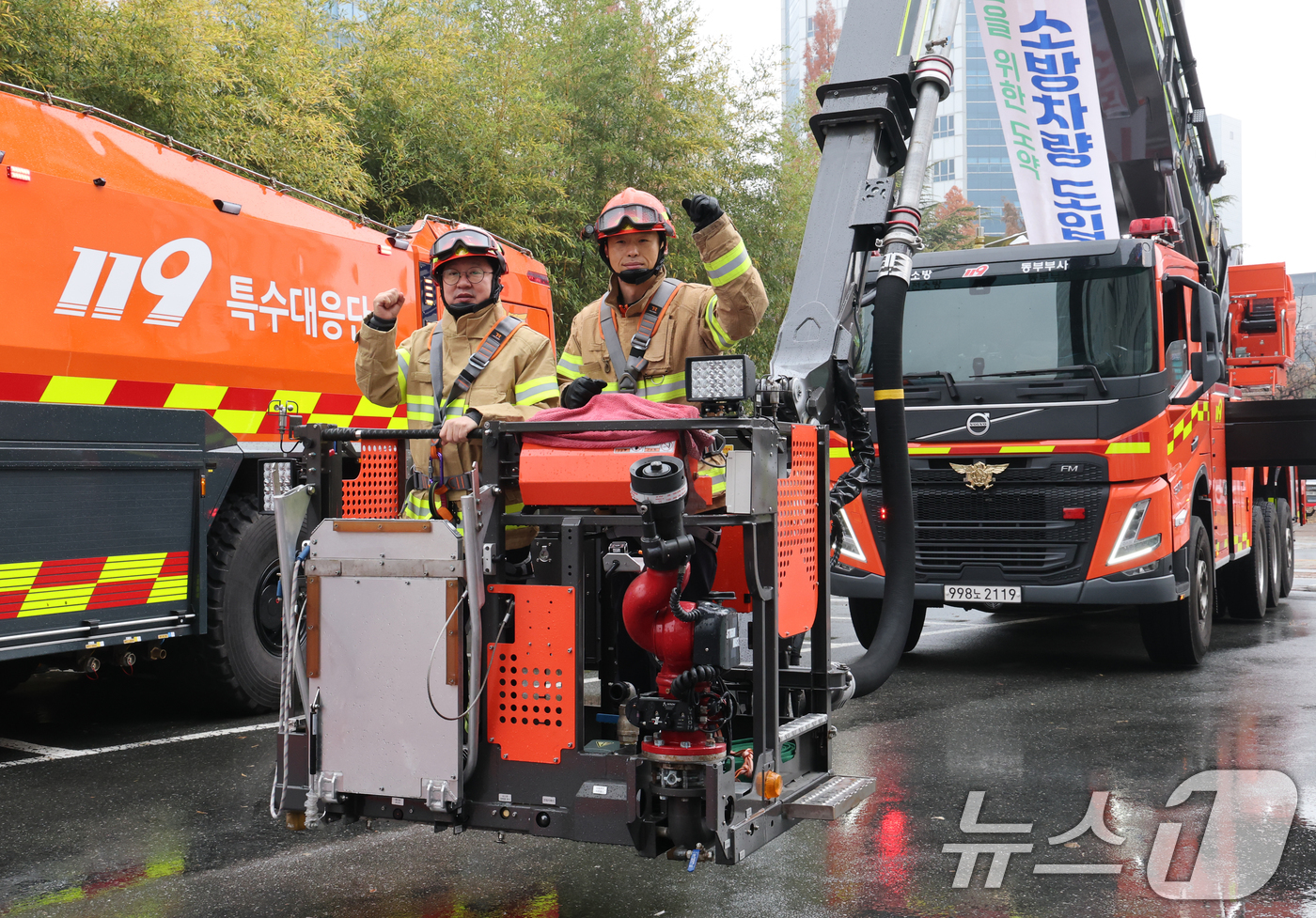 (대전=뉴스1) 김기태 기자 = 이장우 대전시장이 25일 오전 시청에서 열린 대전소방본부 무인파괴방수차, 험지 펌프차 등 고성능 소방차량 도입 시연회에 참석해 장비에 탑승하고 있다 …