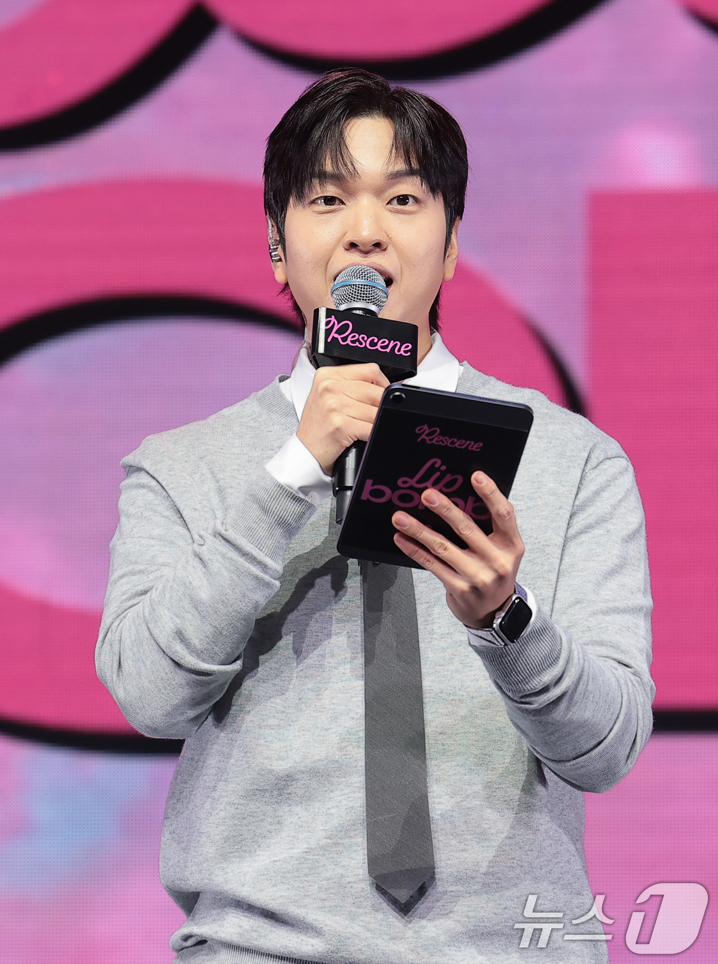 (서울=뉴스1) 권현진 기자 = 방송인 유재필이 25일 서울 영등포구 명화라이브홀에서 열린 리센느 미니 3집  '립밤(lip bomb)' 발매 쇼케이스에서 진행을 하고 있다. 20 …