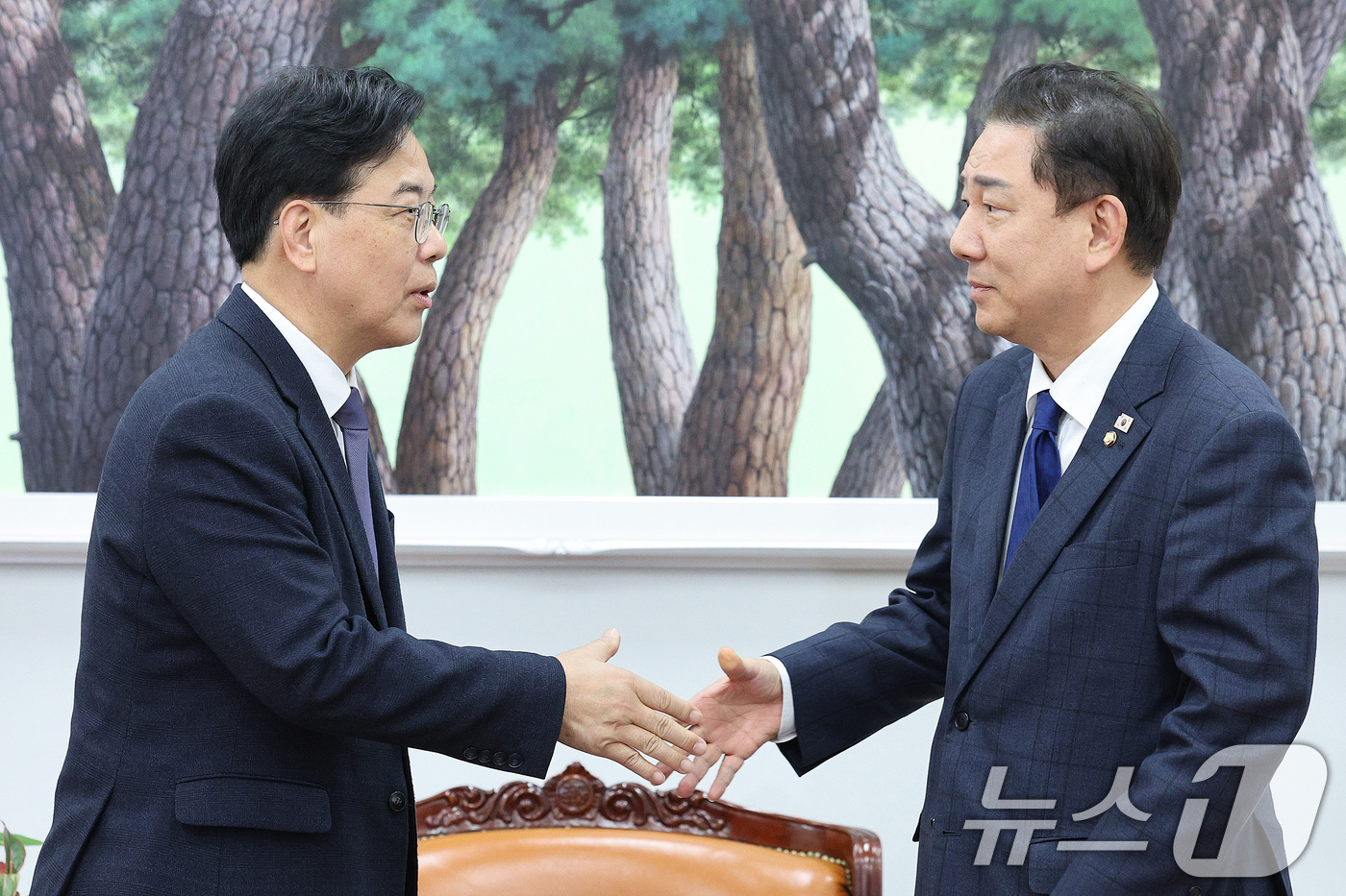 (서울=뉴스1) 신웅수 기자 = 김병기 더불어민주당 원내대표와 송언석 국민의힘 원내대표가 25일 서울 여의도 국회에서 회동하고 있다. 2025.11.25/뉴스1