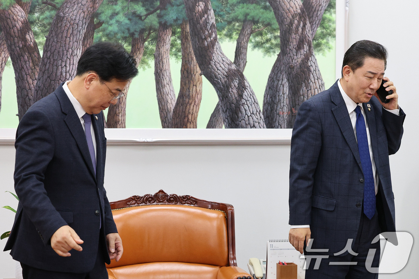 (서울=뉴스1) 신웅수 기자 = 김병기 더불어민주당 원내대표와 송언석 국민의힘 원내대표가 25일 서울 여의도 국회에서 회동하고 있다. 2025.11.25/뉴스1