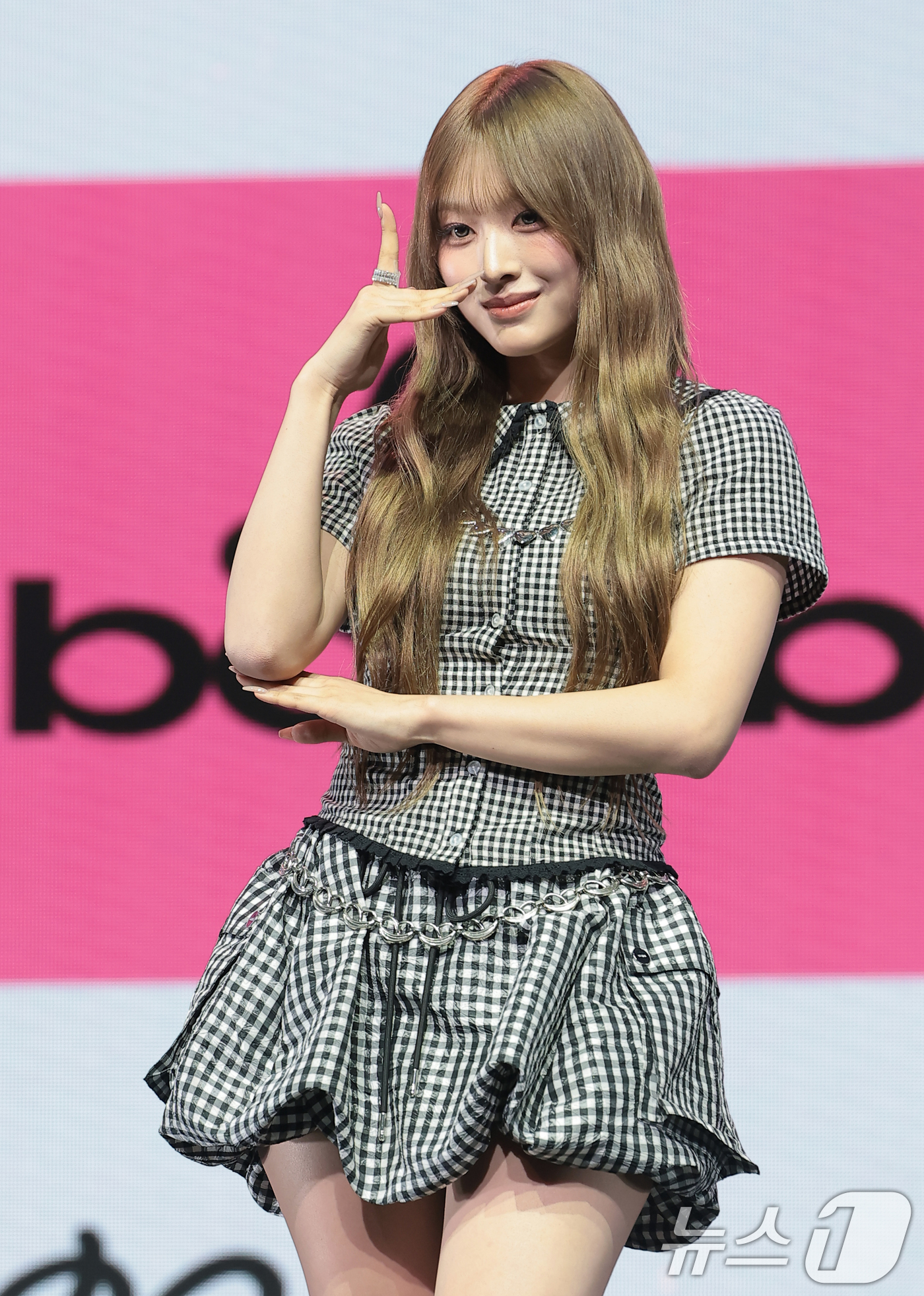 (서울=뉴스1) 권현진 기자 = 그룹 리센느(RESCENE)의 미나미가 25일 서울 영등포구 명화라이브홀에서 가진 미니 3집  '립밤(lip bomb)' 발매 쇼케이스에서 포즈를 …