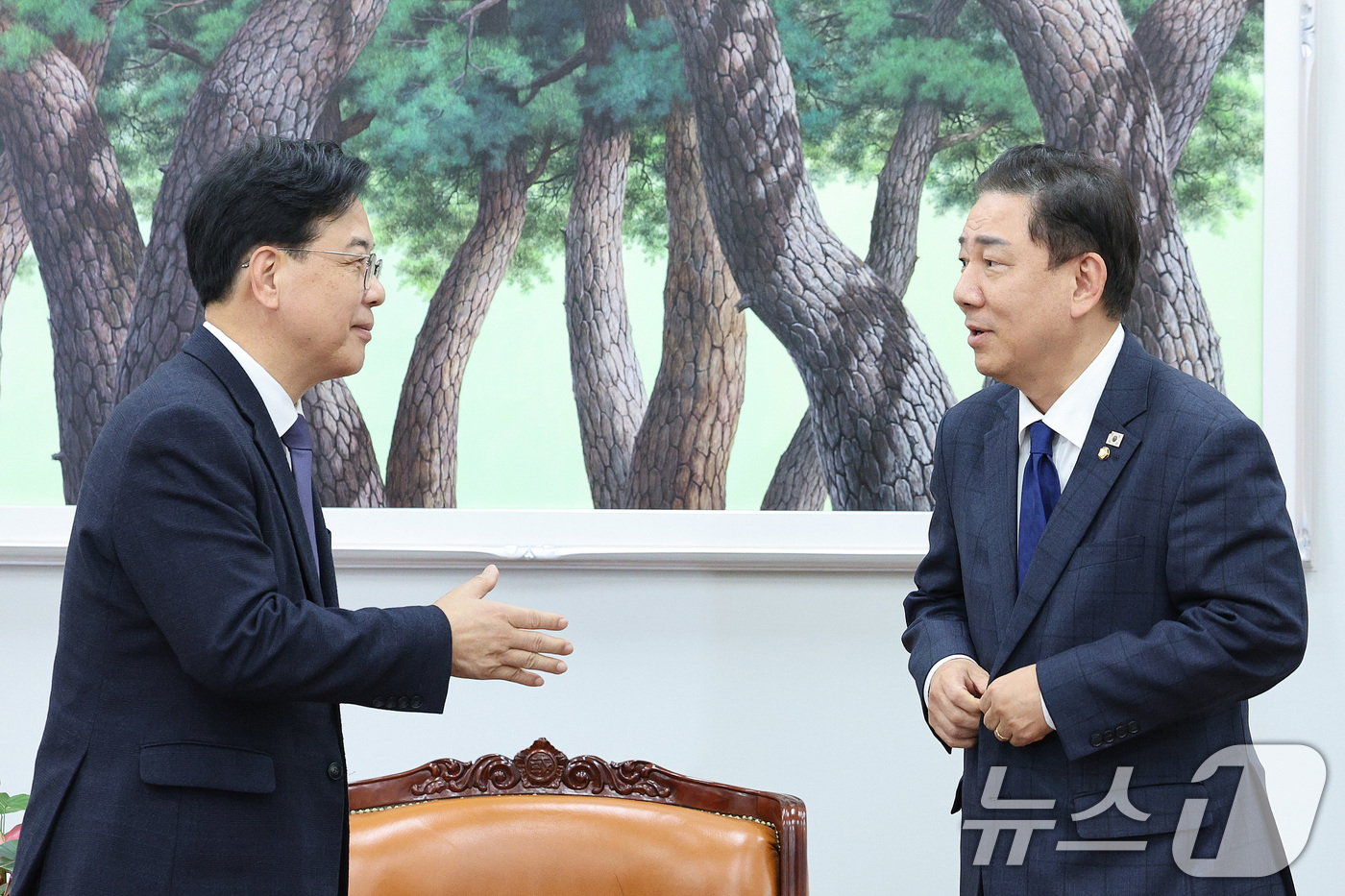 (서울=뉴스1) 신웅수 기자 = 김병기 더불어민주당 원내대표와 송언석 국민의힘 원내대표가 25일 서울 여의도 국회에서 회동하고 있다. 2025.11.25/뉴스1