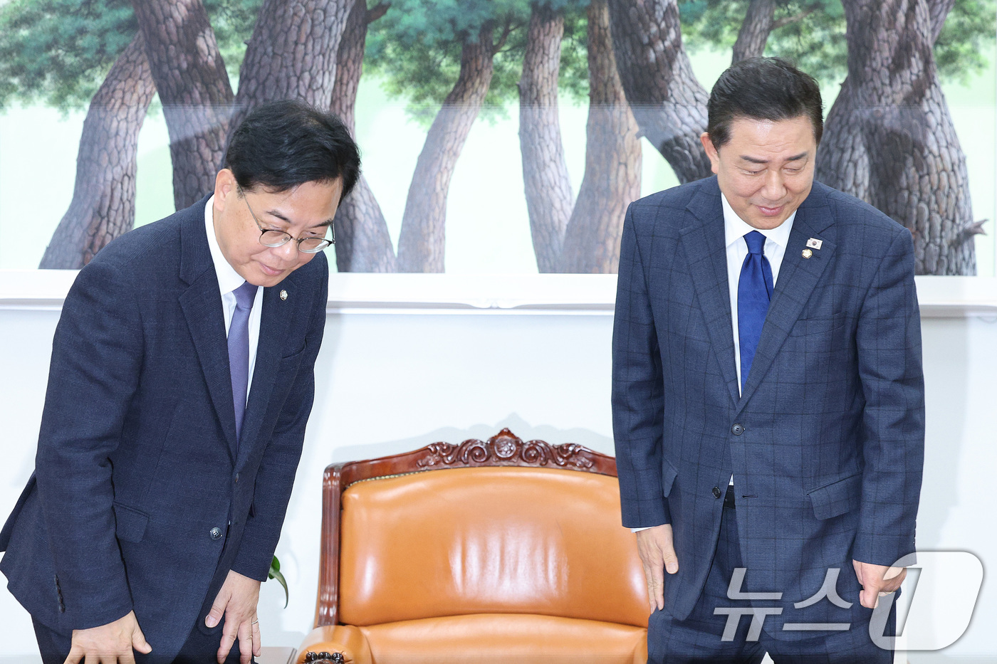 (서울=뉴스1) 신웅수 기자 = 김병기 더불어민주당 원내대표와 송언석 국민의힘 원내대표가 25일 서울 여의도 국회에서 회동하고 있다. 2025.11.25/뉴스1