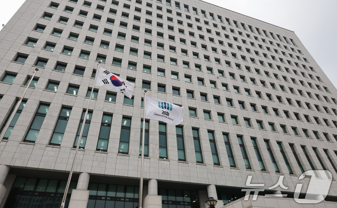 (서울=뉴스1) 허경 기자 = 12·3 비상계엄 관련 내란·외환 의혹을 수사하는 내란 특검이 박성재 전 법무부 장관 의혹과 관련해 대검찰청을 압수수색을 진행하고 있다고 밝힌 25일 …