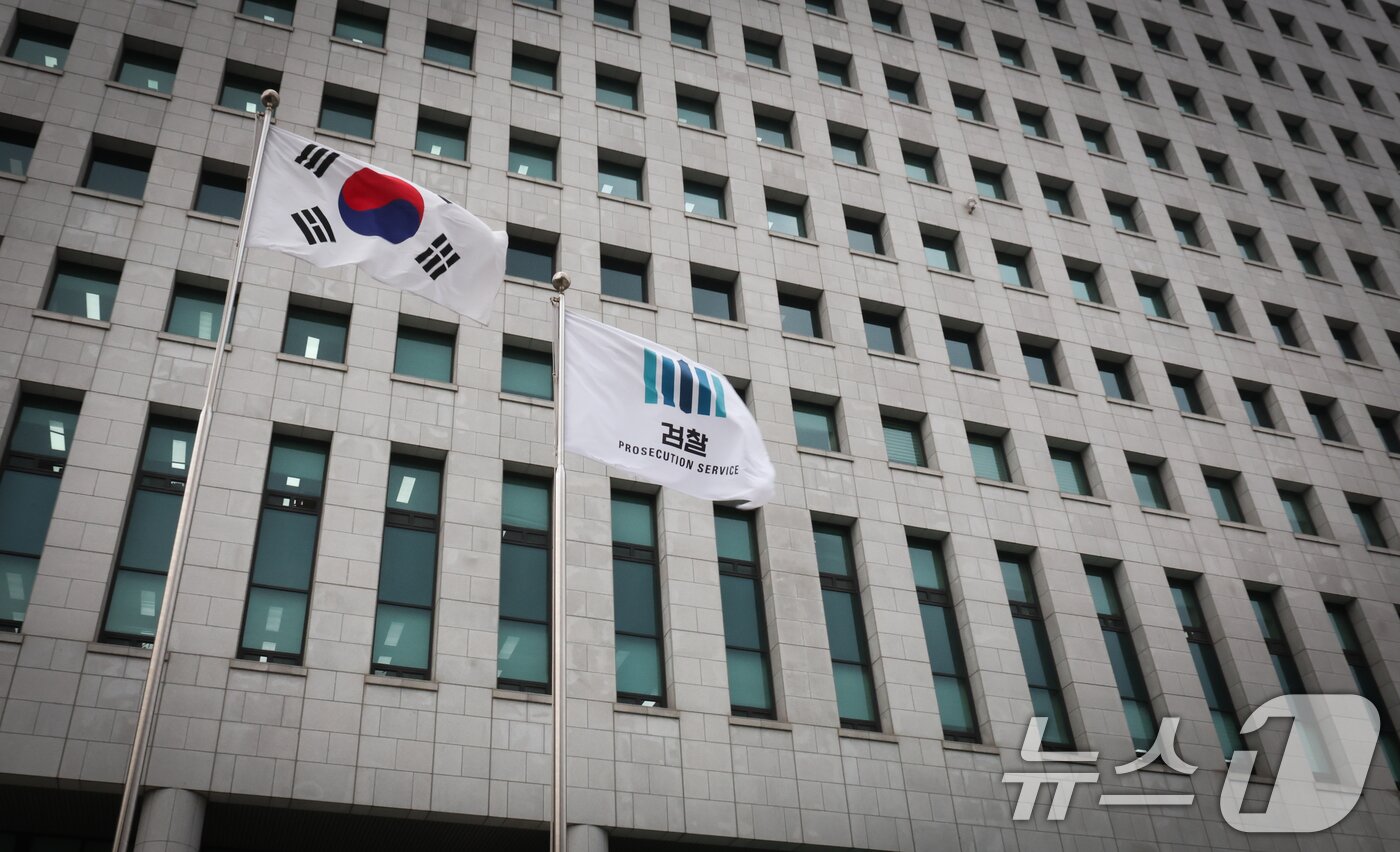 본문 이미지 - 서울 서초구 대검찰청에 검찰 깃발이 휘날리고 있다.  ⓒ 뉴스1 허경 기자
