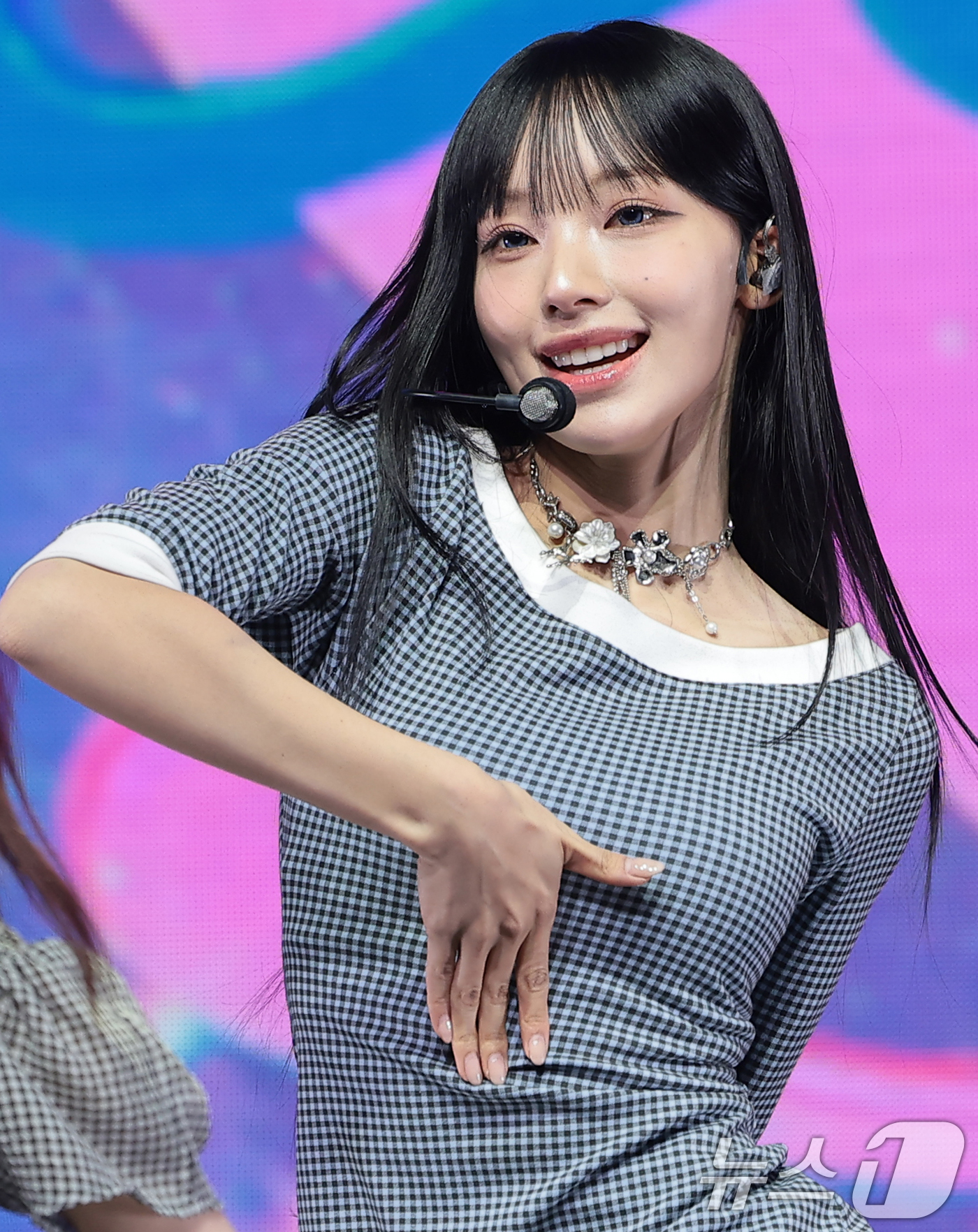 (서울=뉴스1) 권현진 기자 = 그룹 리센느(RESCENE)의 원이가 25일 서울 영등포구 명화라이브홀에서 가진 미니 3집  '립밤(lip bomb)' 발매 쇼케이스에서 타이틀 곡 …